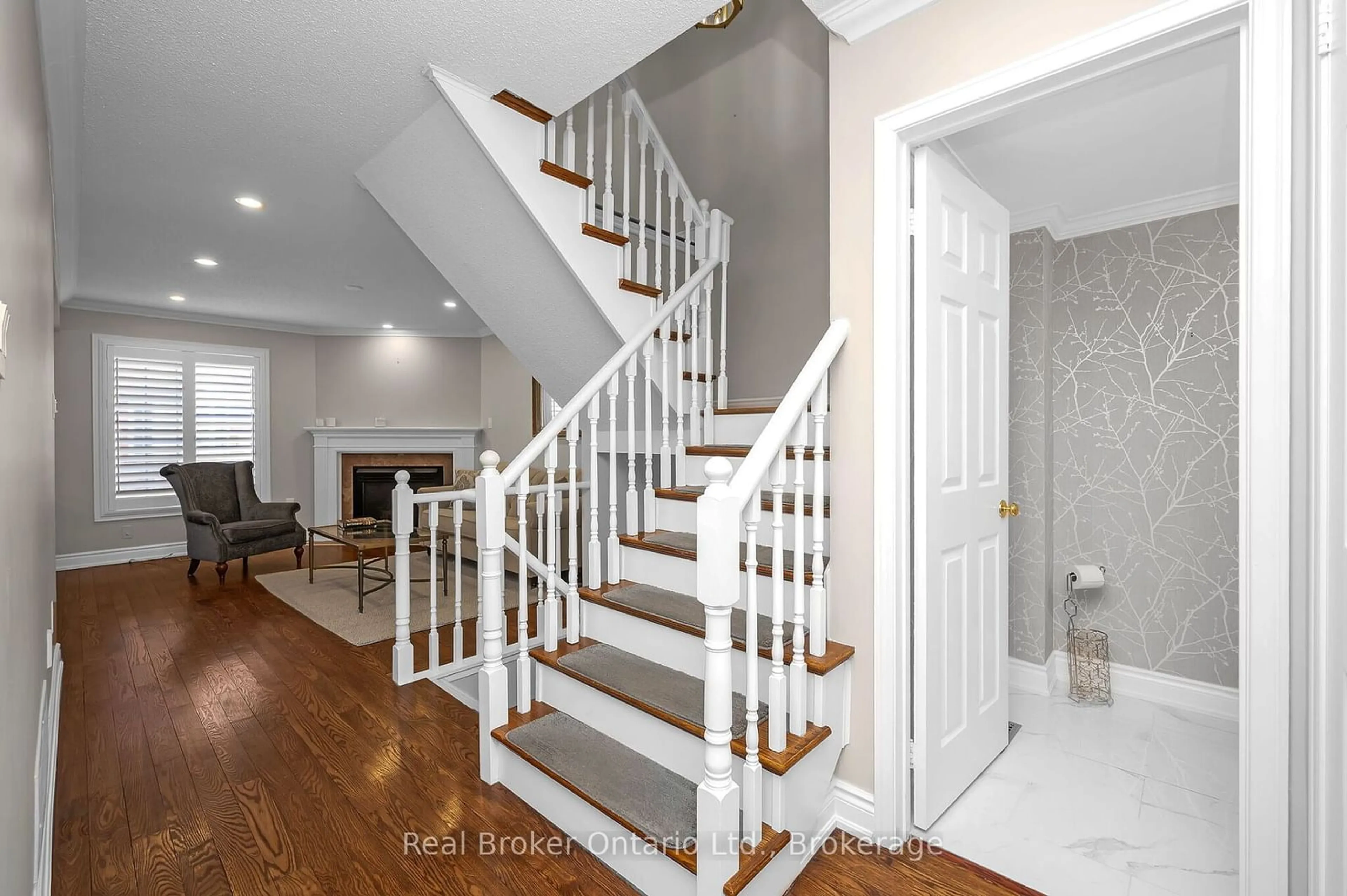 Stairs for 2141 Country Club Dr #7, Burlington Ontario L7M 4E5