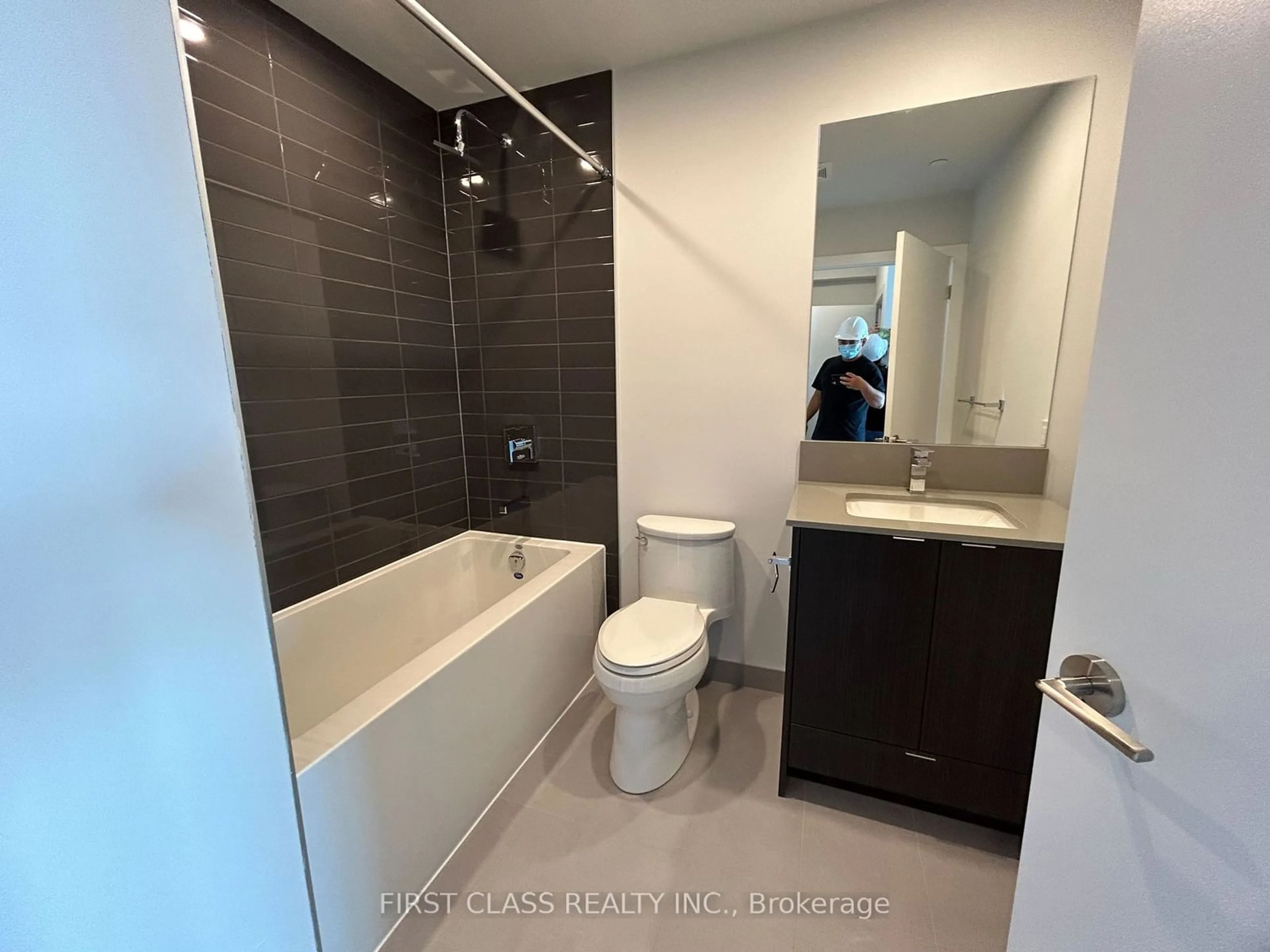 Standard bathroom, ceramic/tile floor for 4085 Parkside Village Dr, Mississauga Ontario L5B 0K9