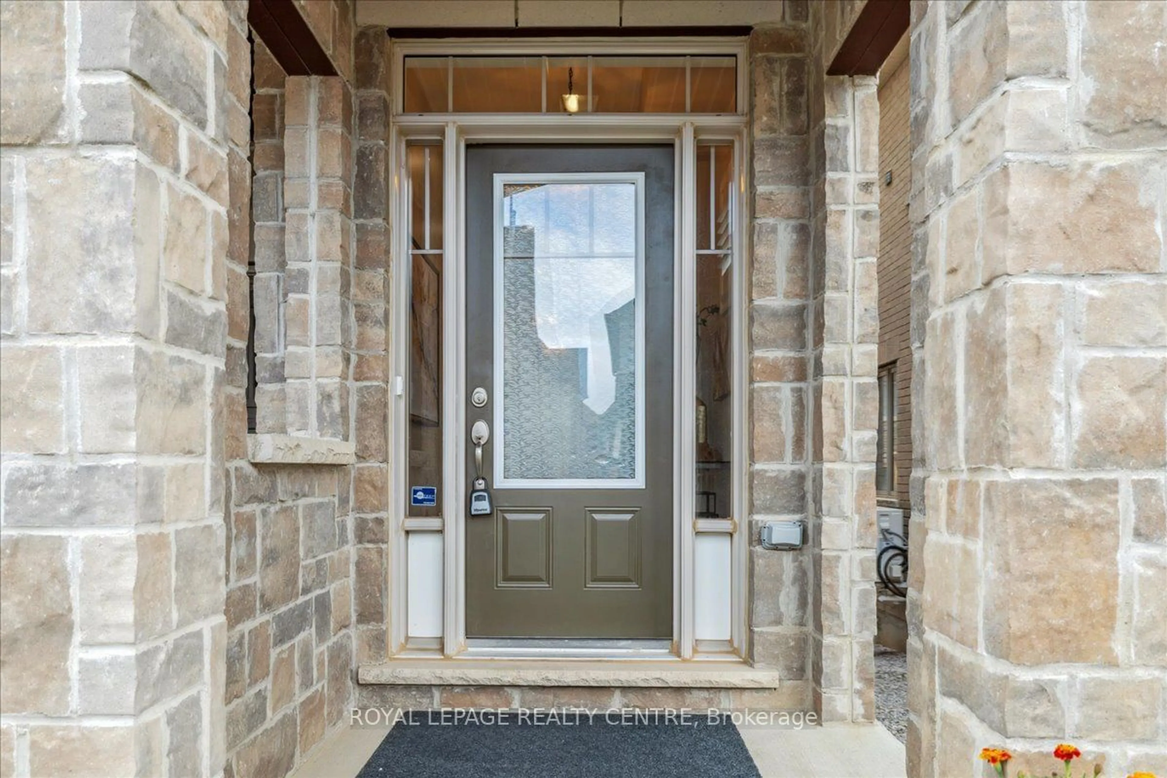 Indoor entryway for 3946 Leonardo St, Burlington Ontario L7M 0Z8