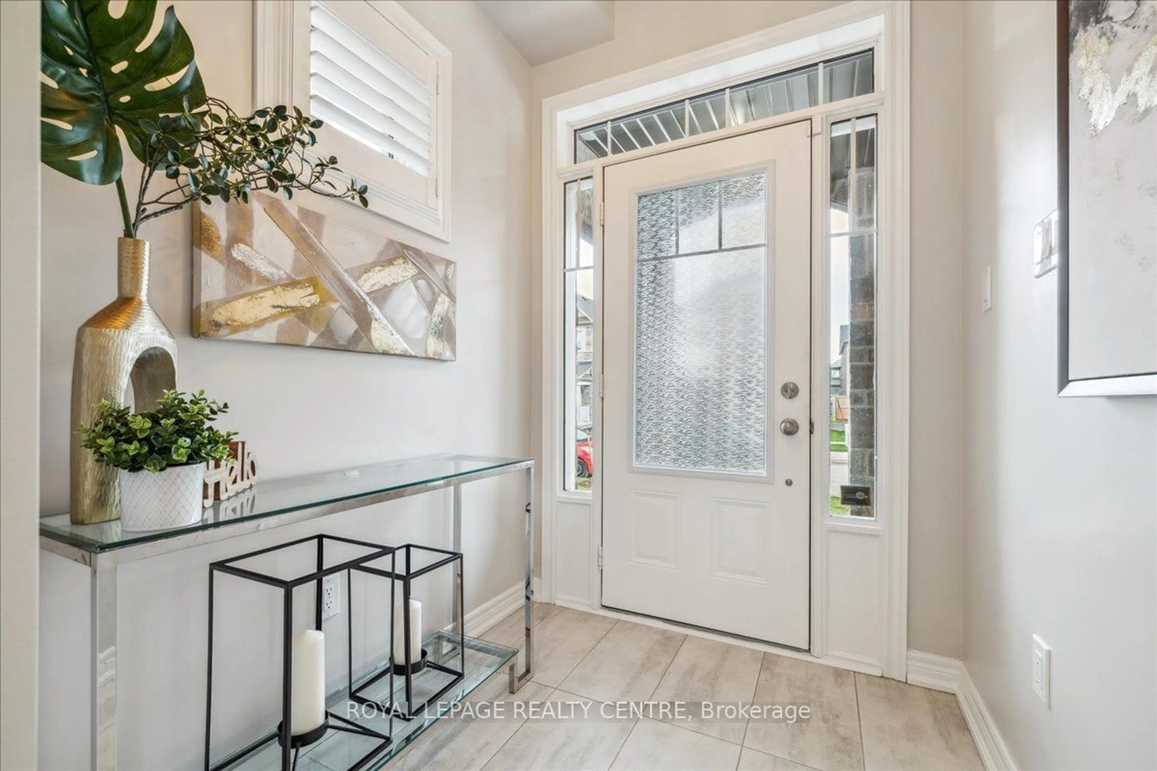 Indoor entryway for 3946 Leonardo St, Burlington Ontario L7M 0Z8