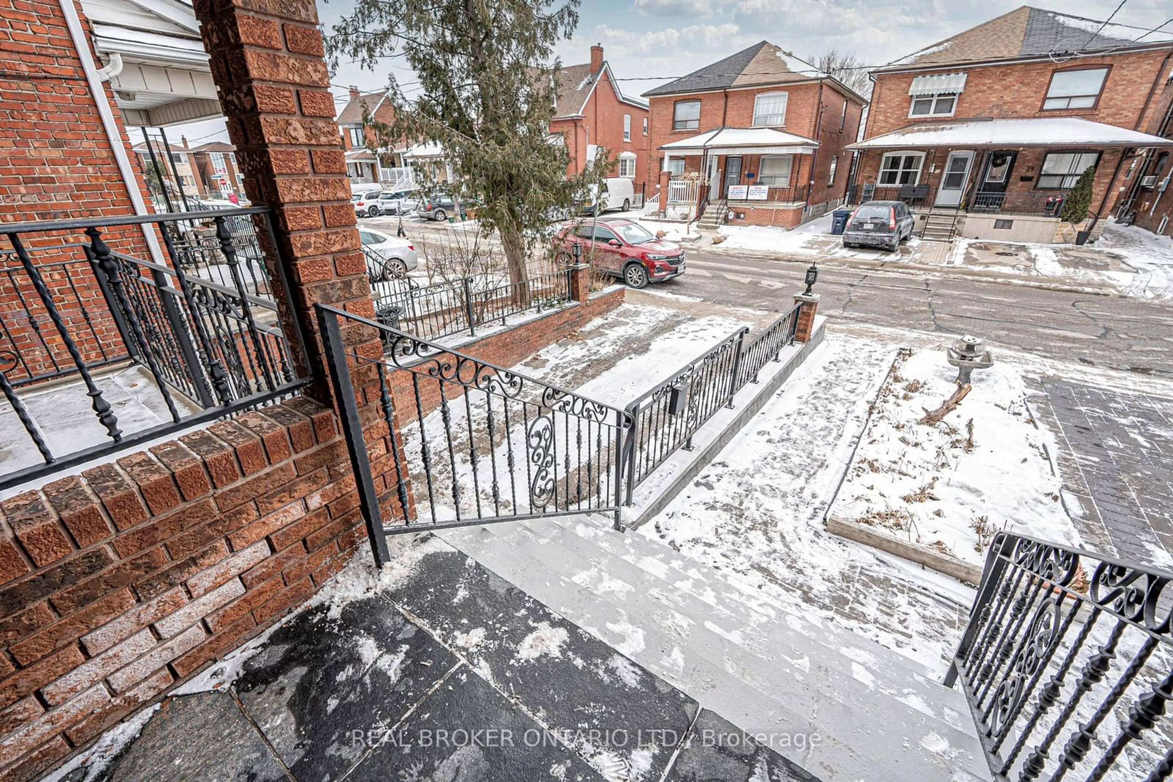 A pic from outside/outdoor area/front of a property/back of a property/a pic from drone, street for 16 Hatherley Rd, Toronto Ontario M6E 1V9