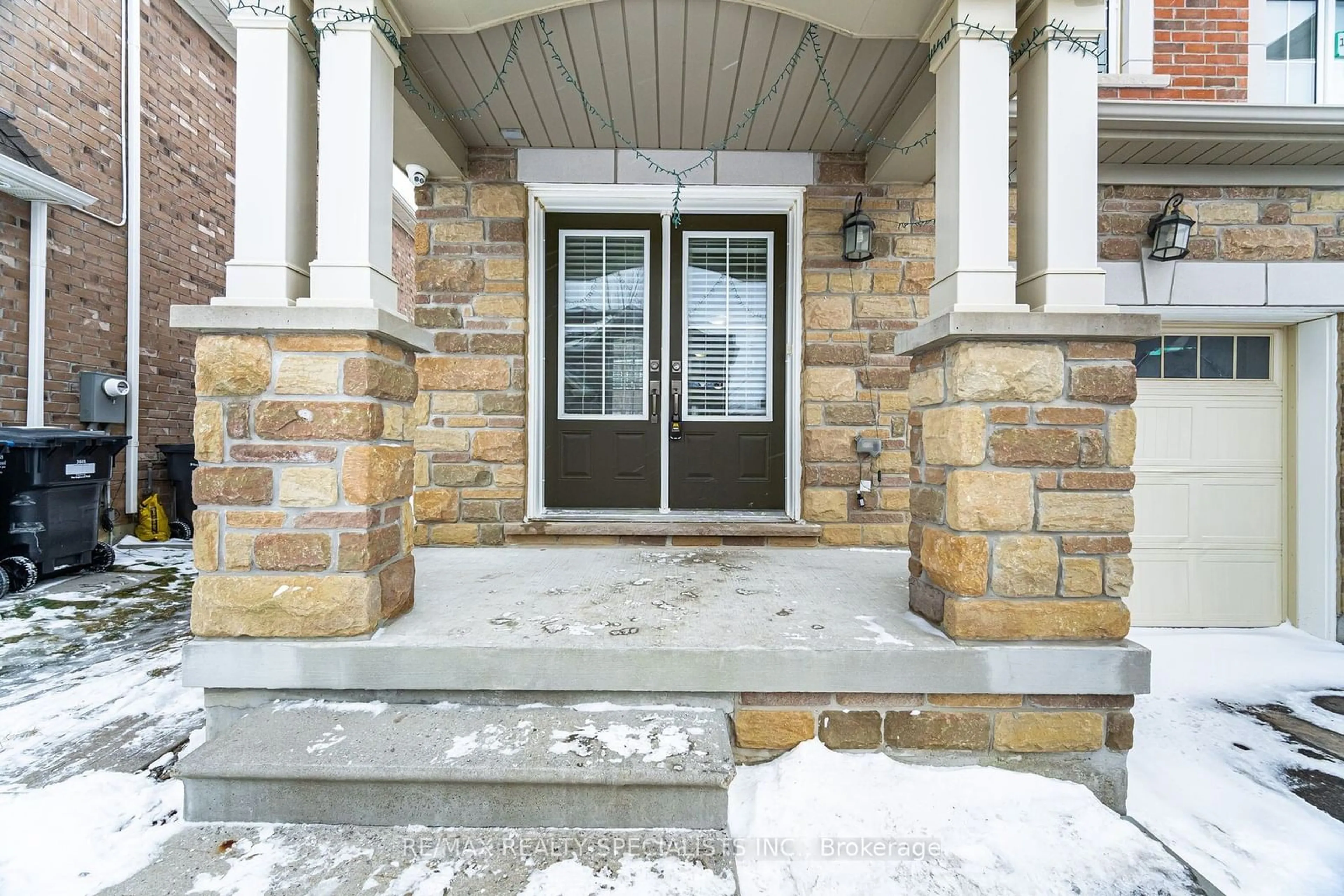 Indoor entryway for 186 Golden Springs Dr, Brampton Ontario L7A 4N9