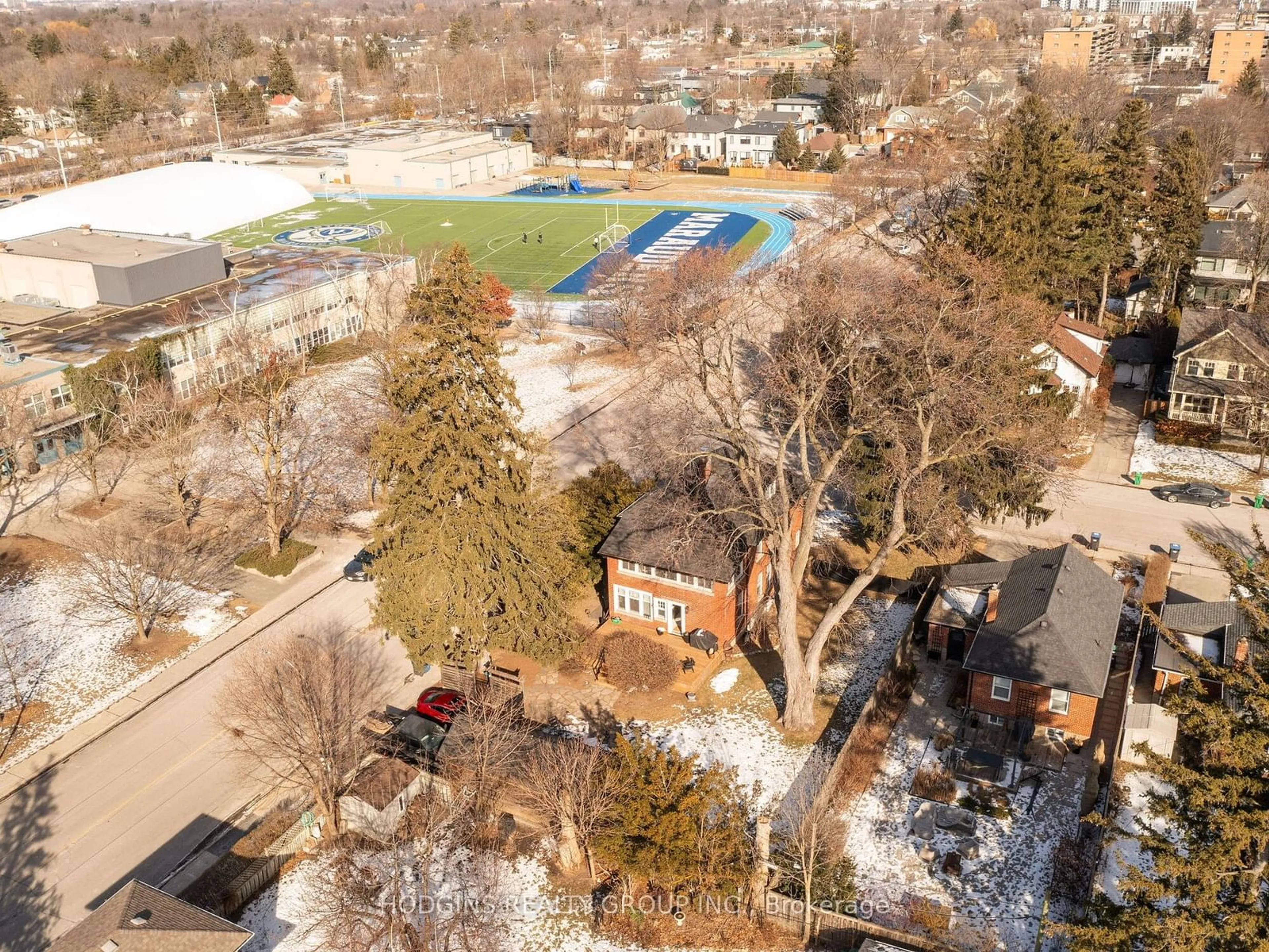 A pic from outside/outdoor area/front of a property/back of a property/a pic from drone, unknown for 26 Brant Ave, Mississauga Ontario L5G 3N8