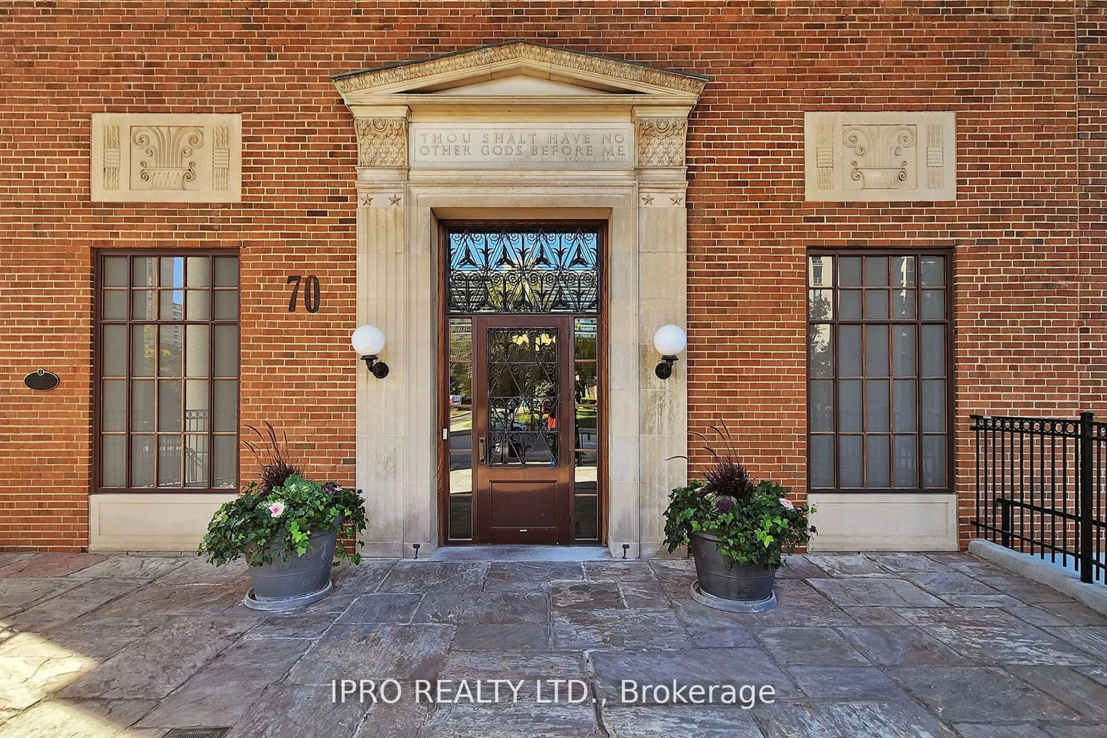 Indoor entryway for 70 High Park Ave #1804, Toronto Ontario M6P 1A1