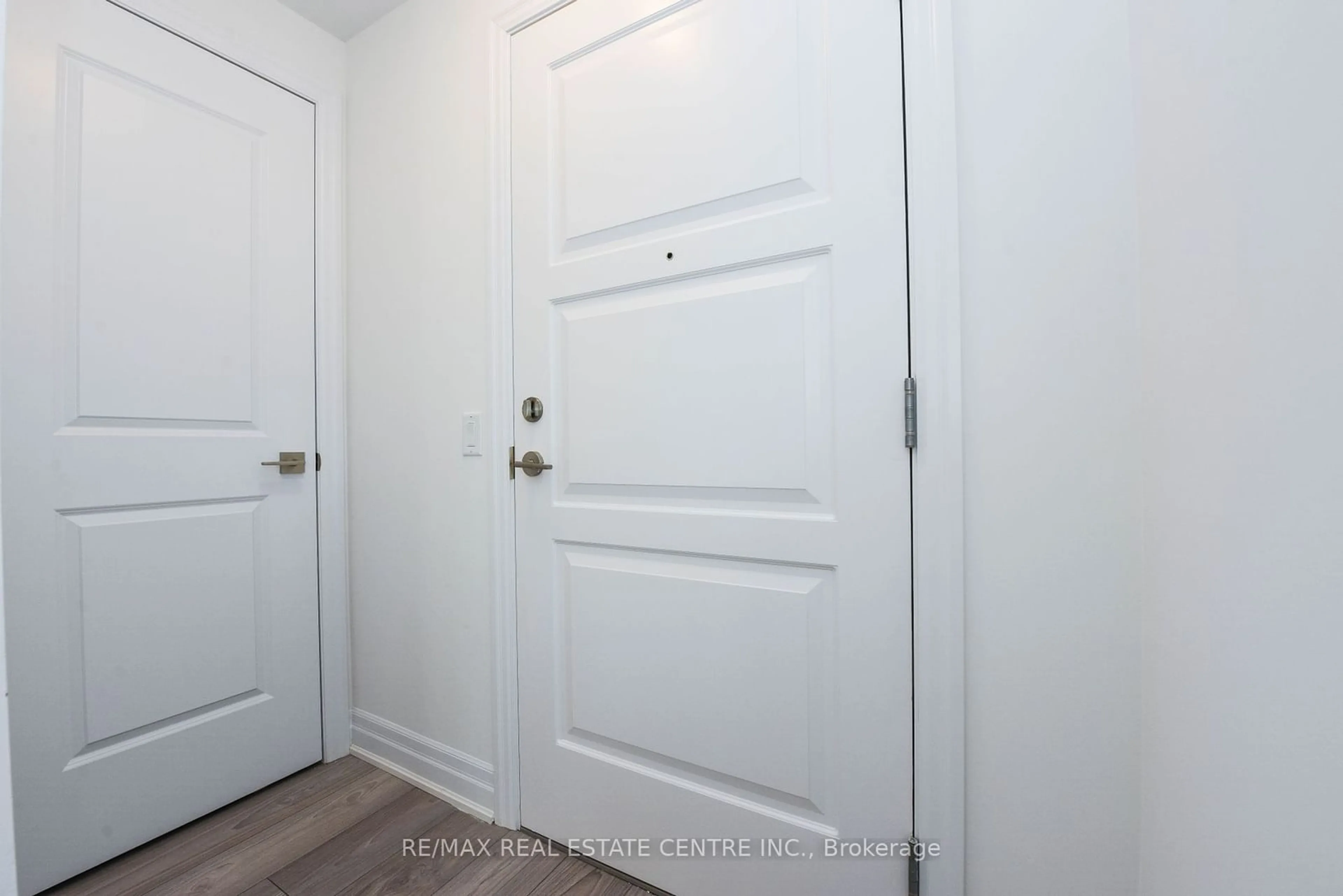 Indoor entryway for 36 Elm Dr #3209, Mississauga Ontario L5B 1L9