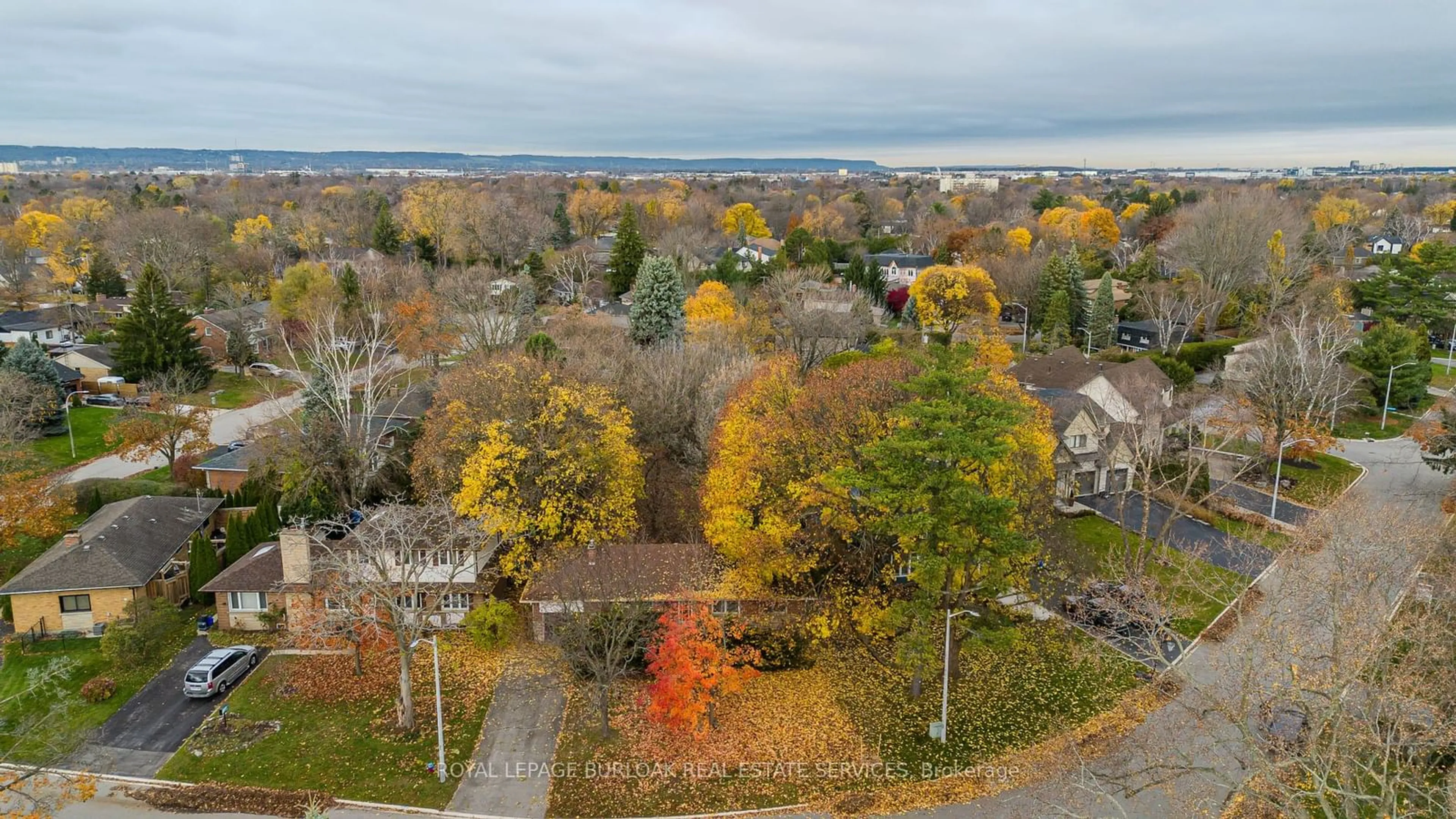 A pic from outside/outdoor area/front of a property/back of a property/a pic from drone, forest/trees view for 4041 Apple Valley Lane, Burlington Ontario L7L 1E8