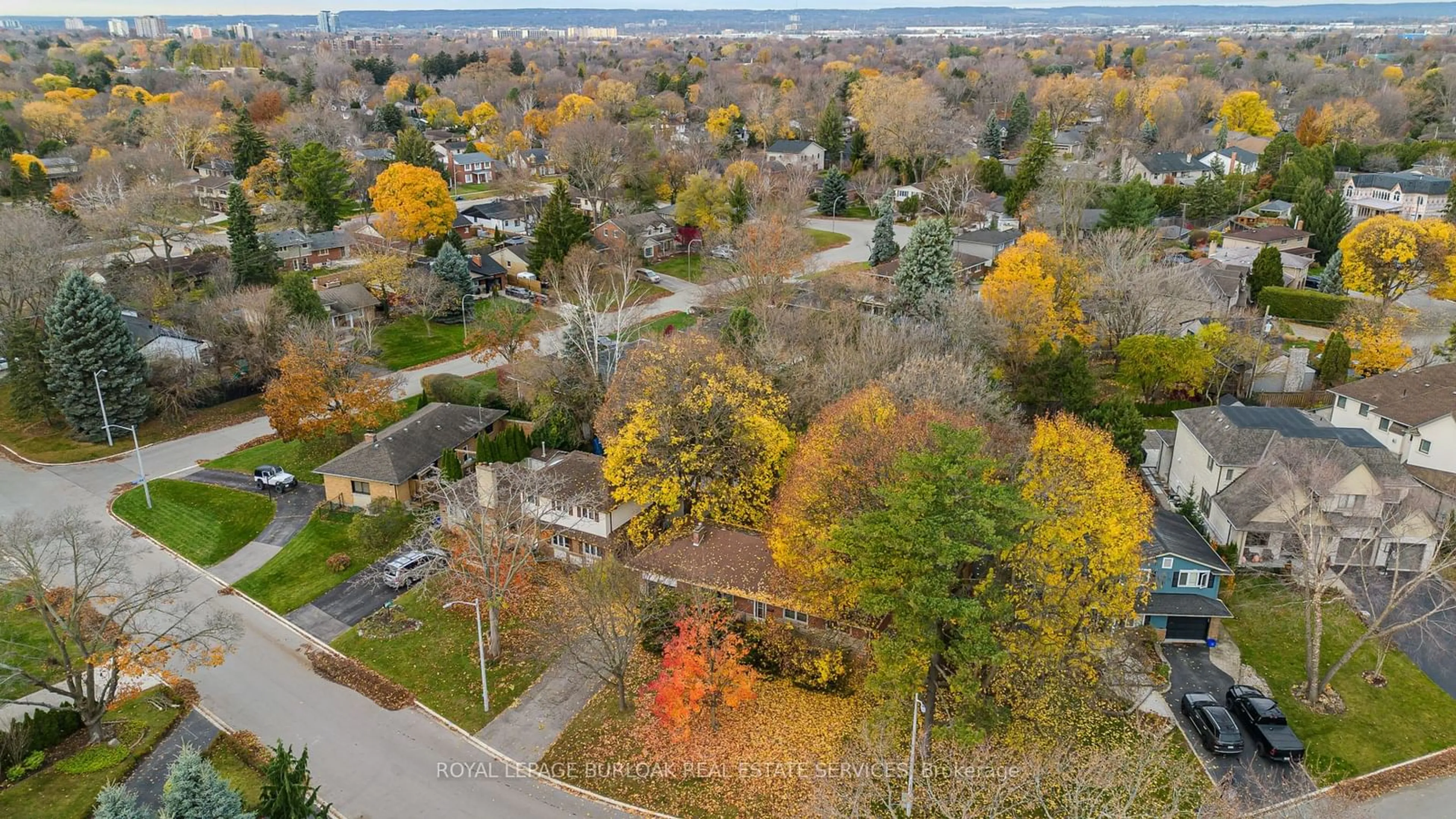 A pic from outside/outdoor area/front of a property/back of a property/a pic from drone, street for 4041 Apple Valley Lane, Burlington Ontario L7L 1E8