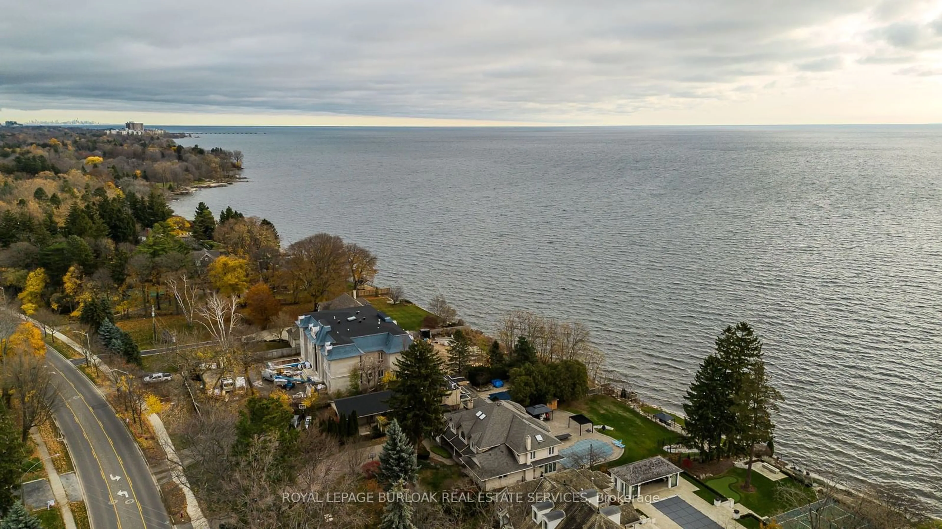 A pic from outside/outdoor area/front of a property/back of a property/a pic from drone, water/lake/river/ocean view for 4041 Apple Valley Lane, Burlington Ontario L7L 1E8