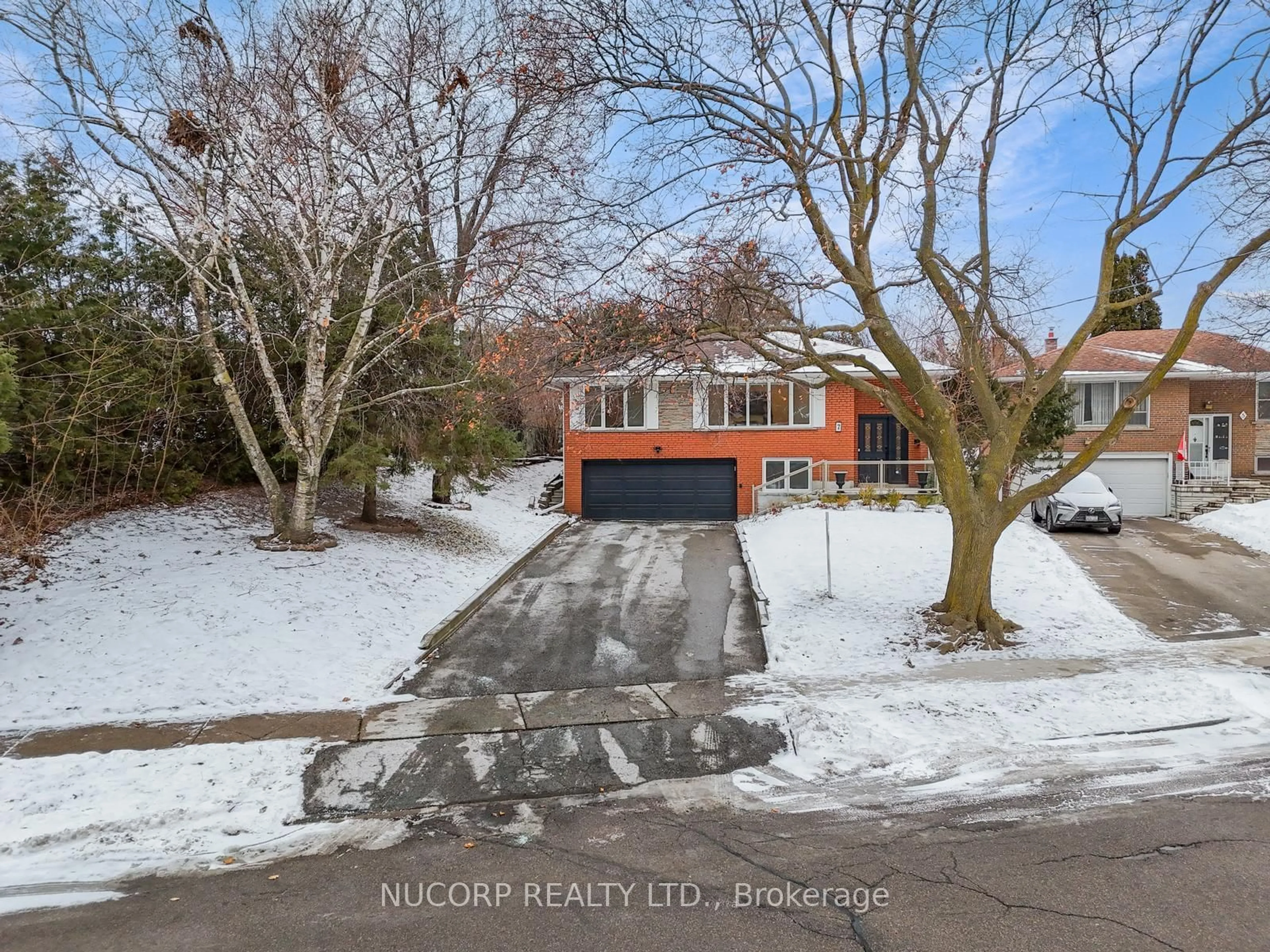 A pic from outside/outdoor area/front of a property/back of a property/a pic from drone, street for 7 Bayshill Dr, Toronto Ontario M8Z 3V3