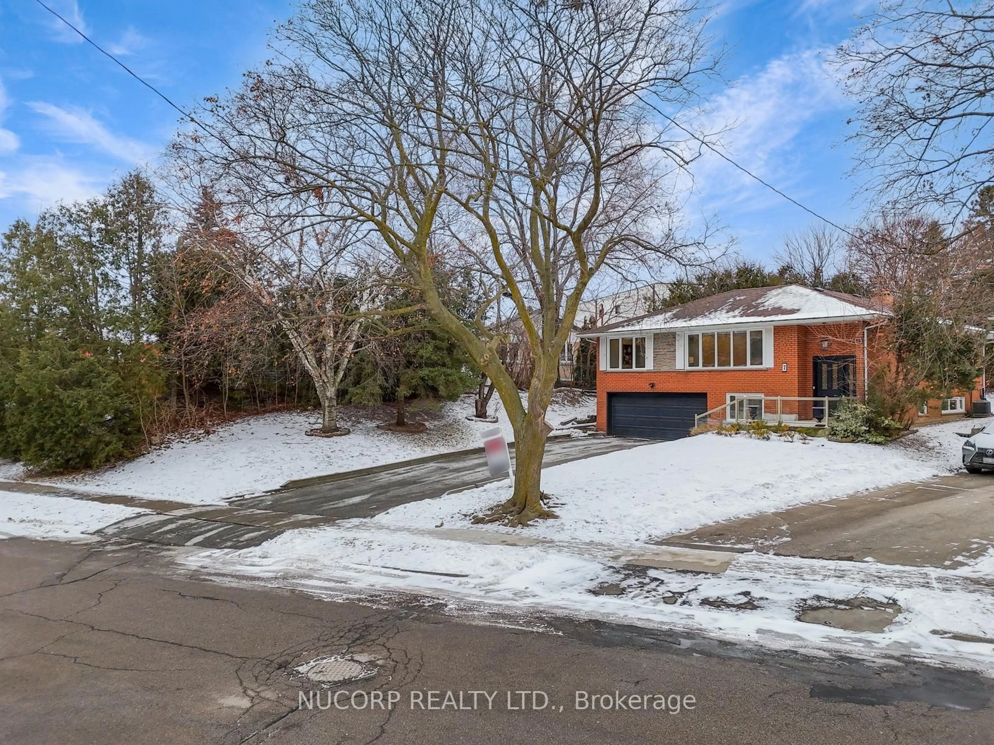 A pic from outside/outdoor area/front of a property/back of a property/a pic from drone, street for 7 Bayshill Dr, Toronto Ontario M8Z 3V3