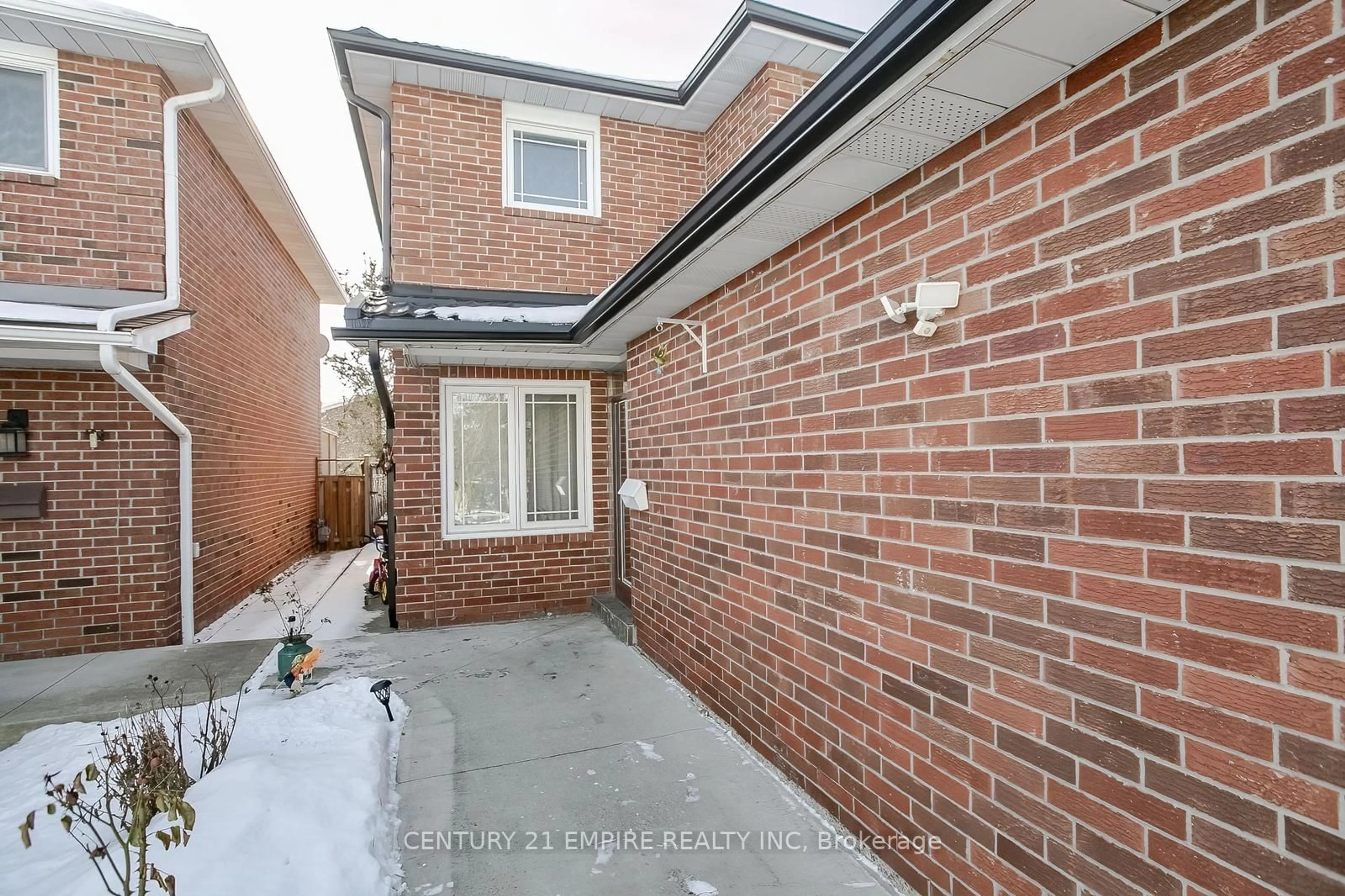 A pic from outside/outdoor area/front of a property/back of a property/a pic from drone, street for 231 Murray St, Brampton Ontario L6X 3M1