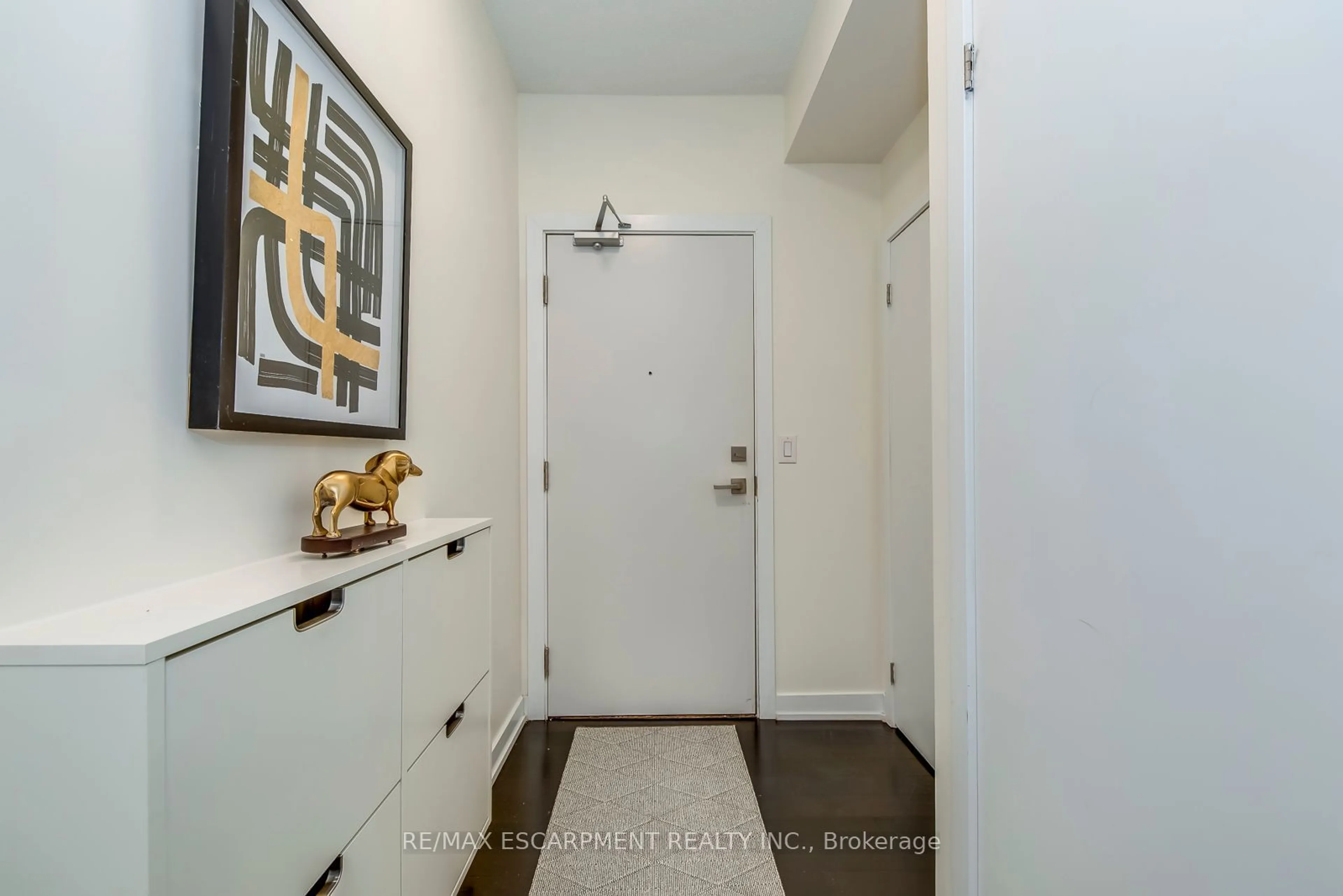 Indoor entryway for 4011 Brickstone Mews #1206, Mississauga Ontario L5B 0J7