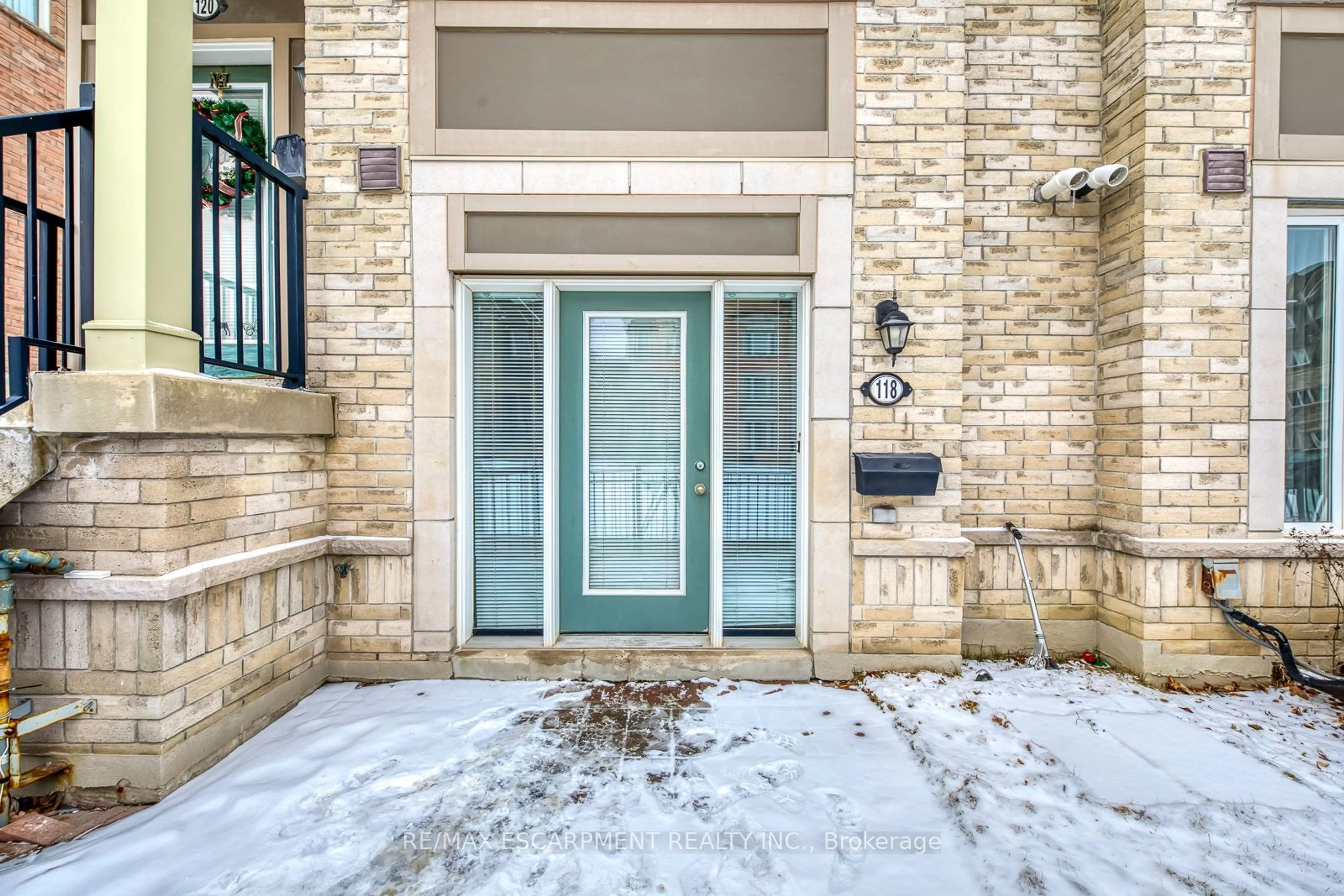 Indoor entryway for 3050 Erin Centre Blvd #118, Mississauga Ontario L5M 0P5