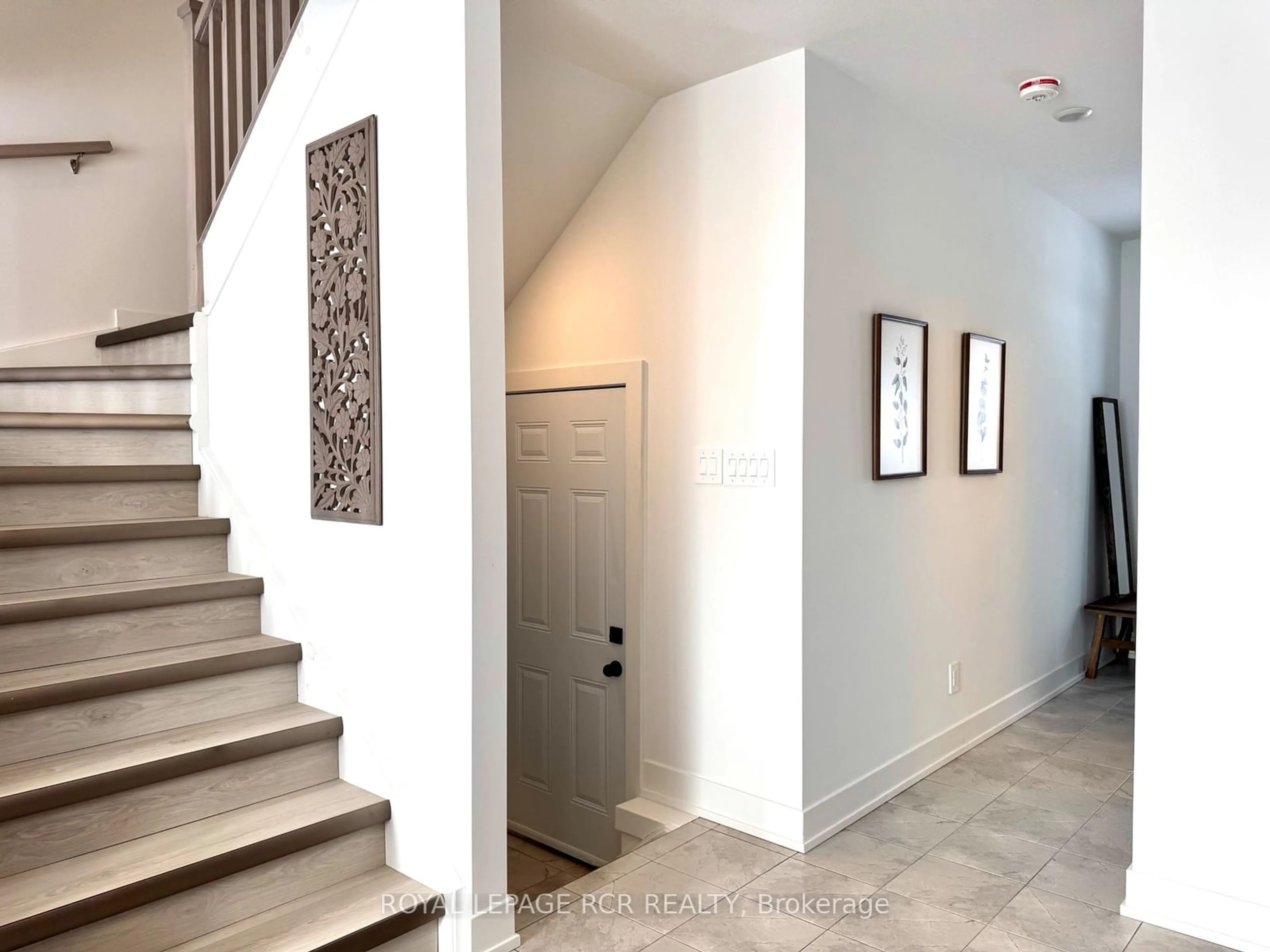 Indoor entryway for 690 Broadway Ave #20, Orangeville Ontario L9W 7T7