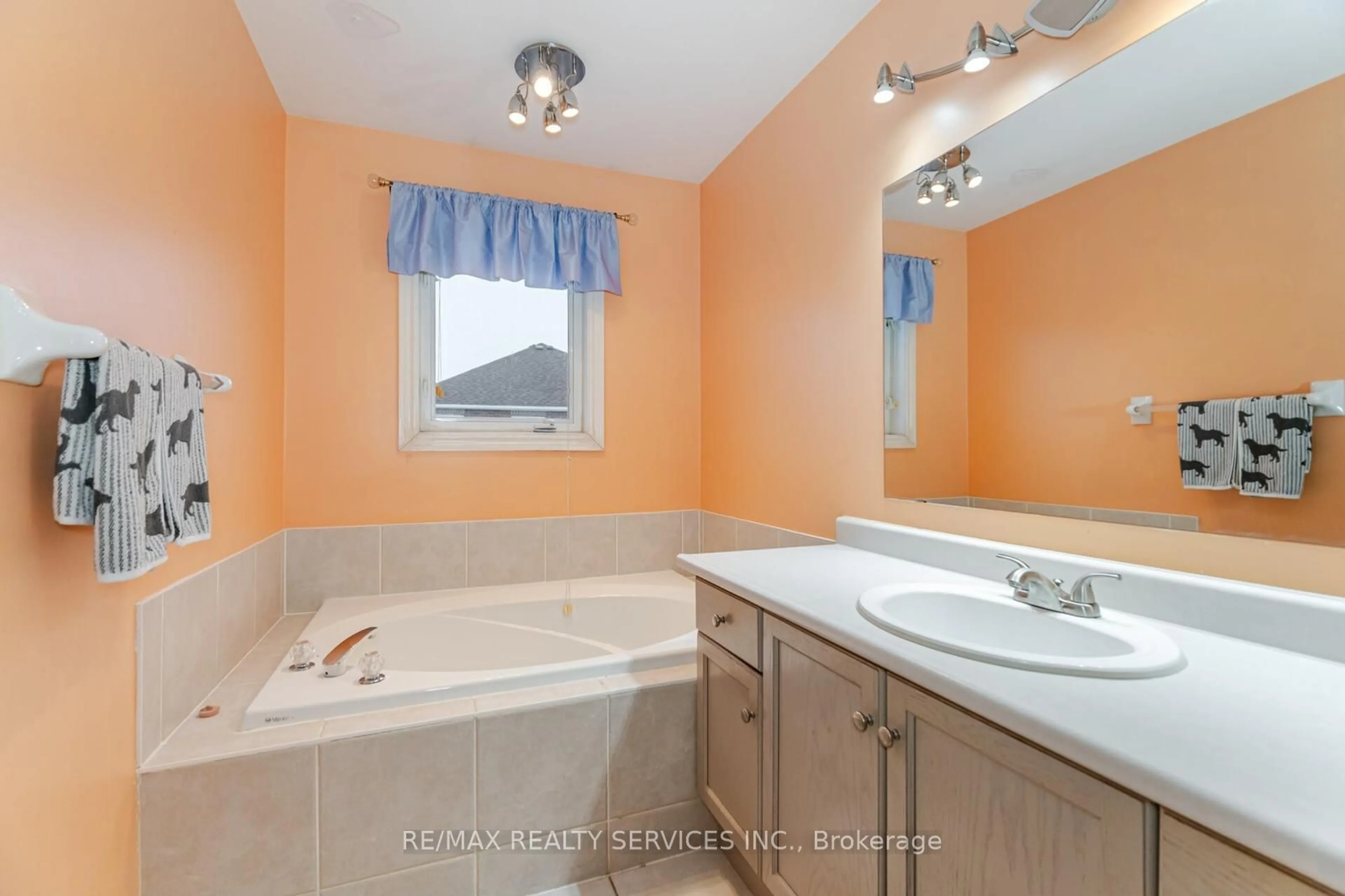 Standard bathroom, ceramic/tile floor for 11 Todmorden Dr, Brampton Ontario L7A 1M5