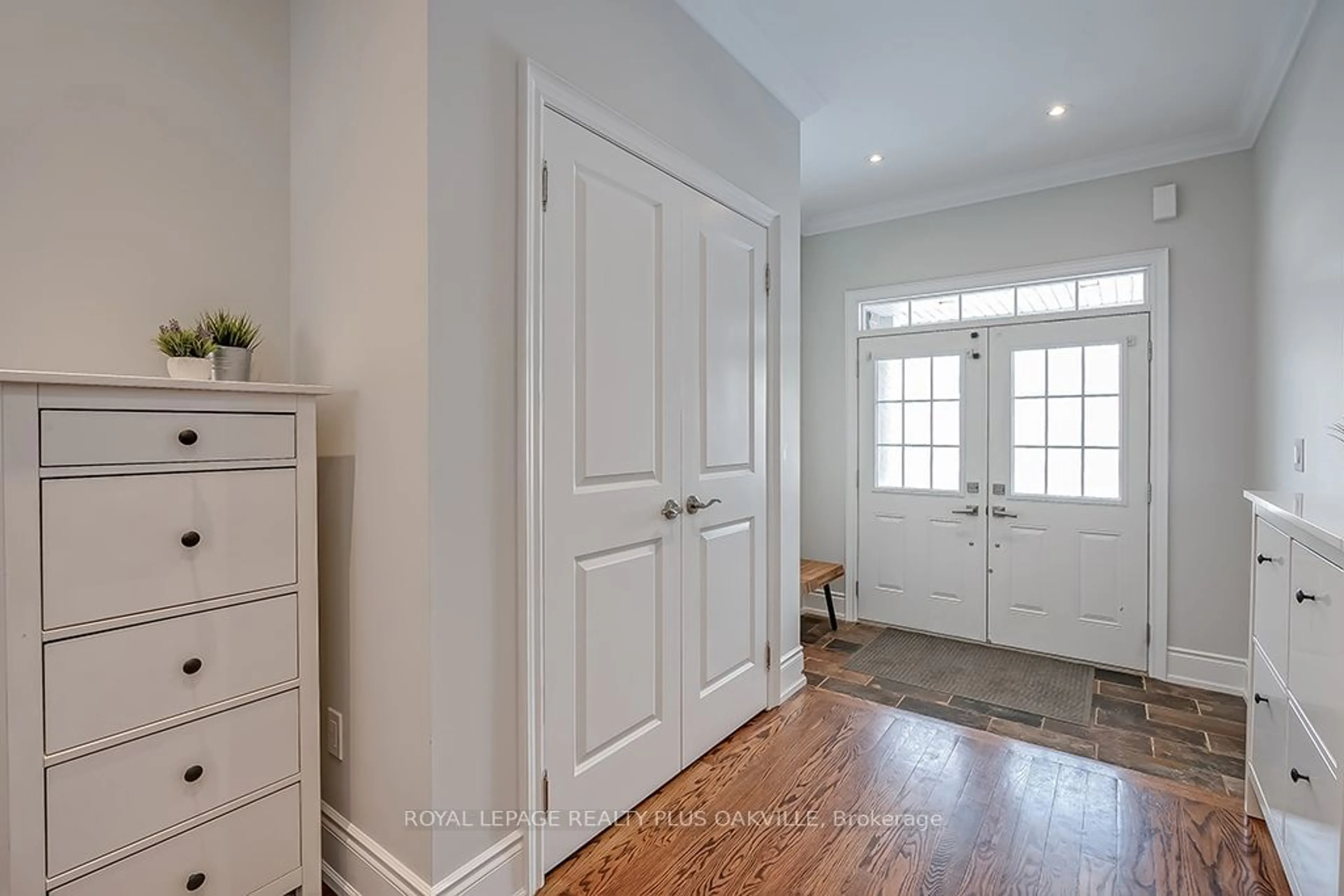 Indoor entryway for 2094 Tovell Dr, Oakville Ontario L6M 0C4