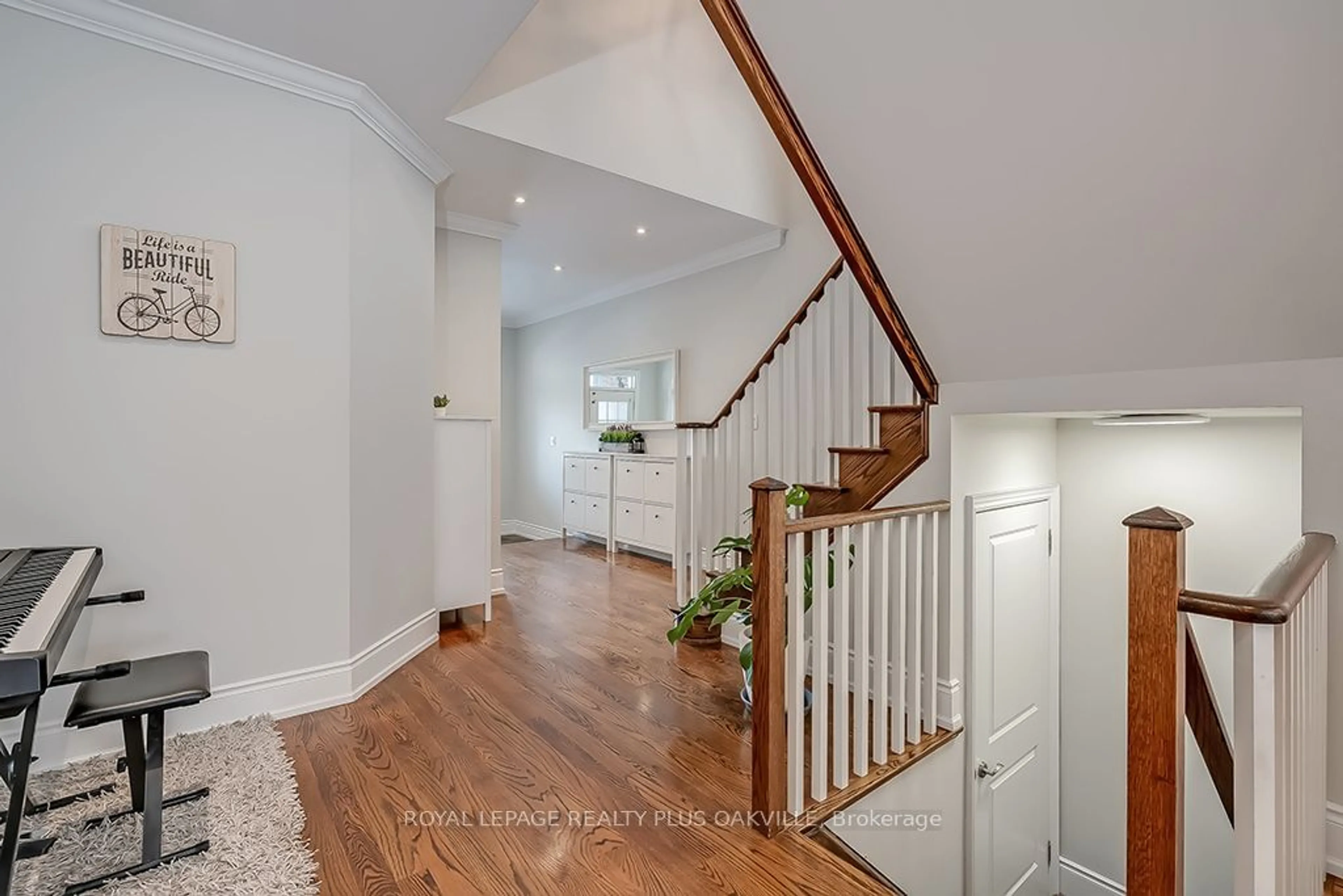 Indoor entryway for 2094 Tovell Dr, Oakville Ontario L6M 0C4