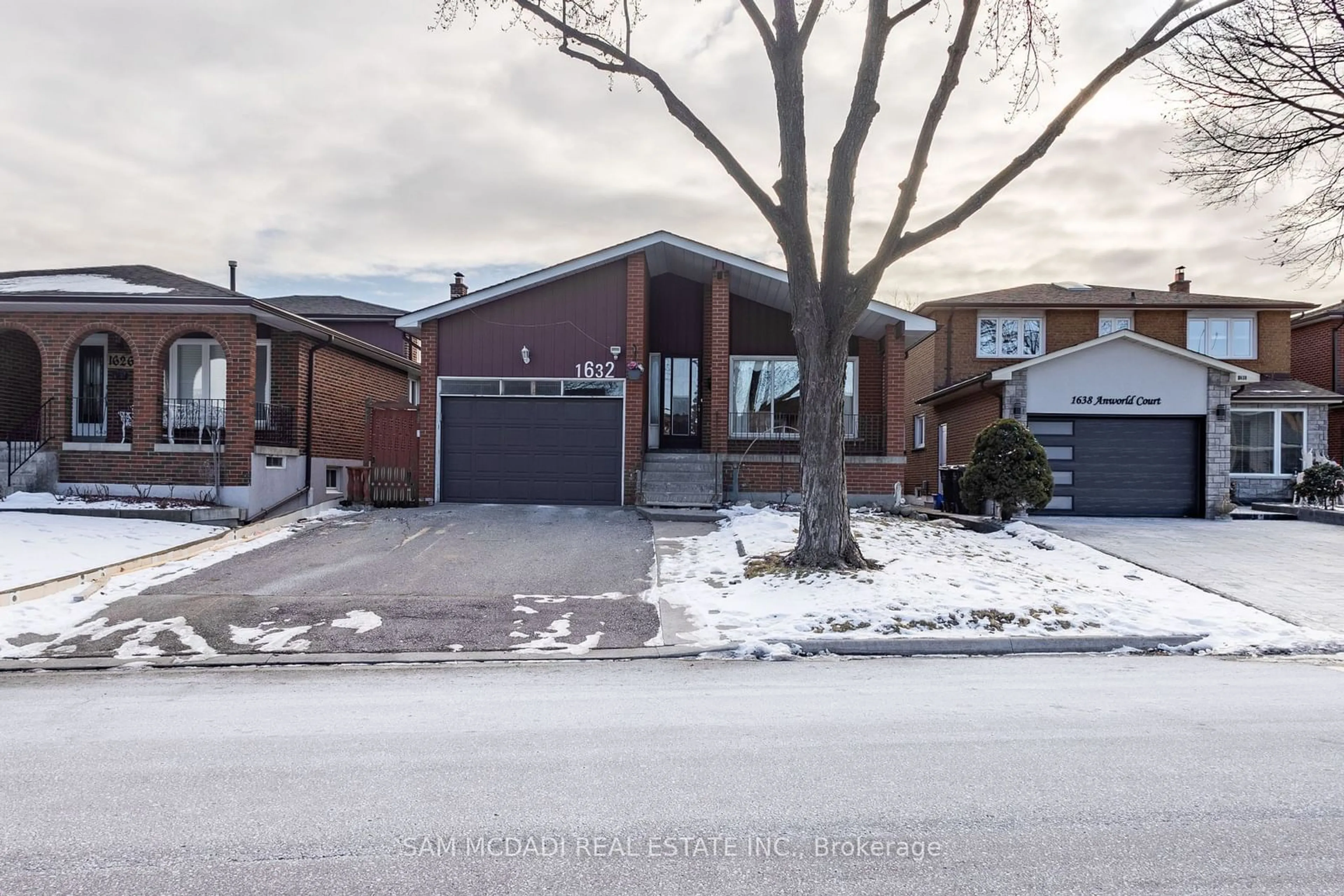 Home with brick exterior material, street for 1632 Anworld Crt, Mississauga Ontario L4W 2V9