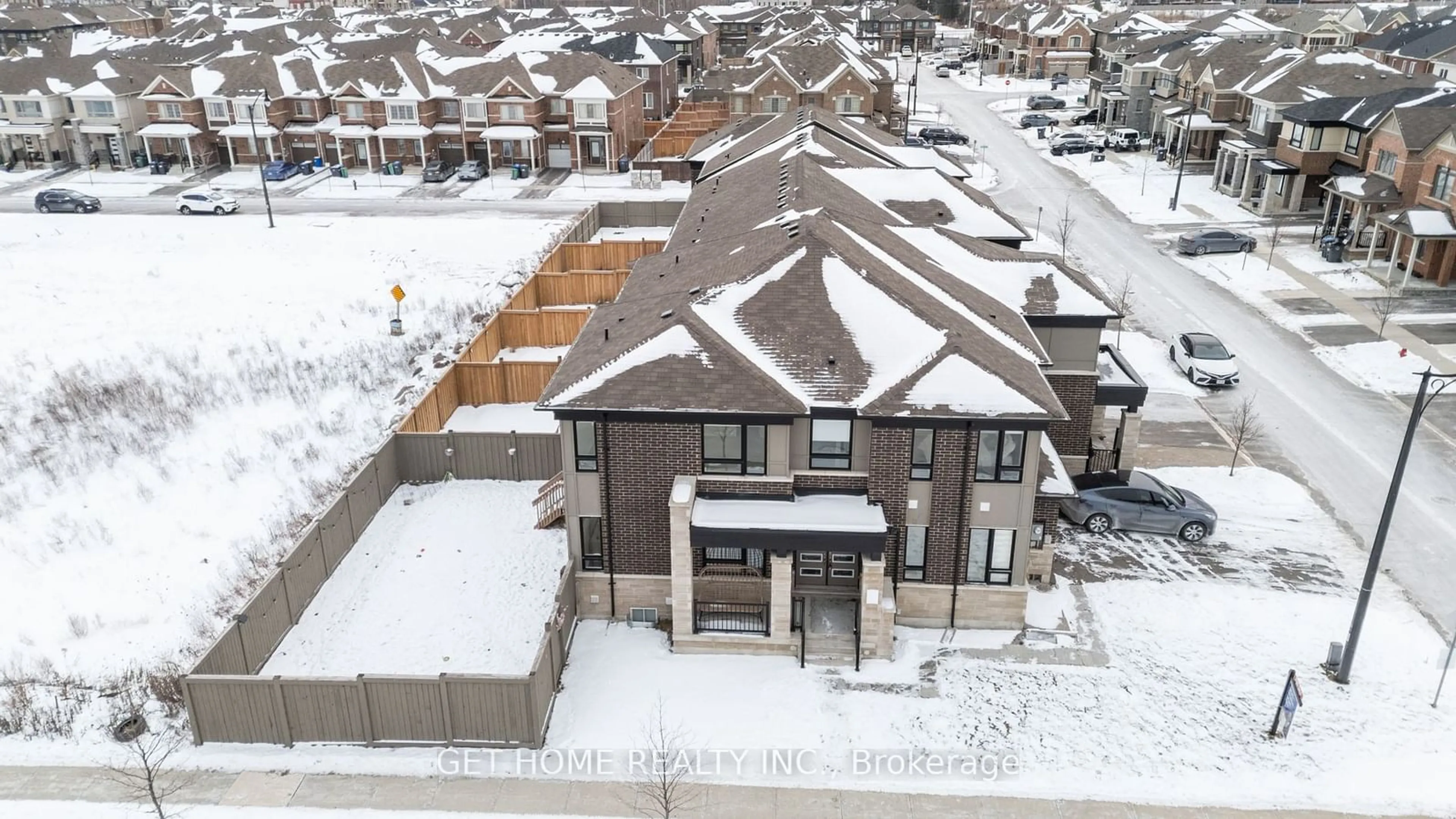 A pic from outside/outdoor area/front of a property/back of a property/a pic from drone, street for 61 Circus Cres, Brampton Ontario L7A 5E1