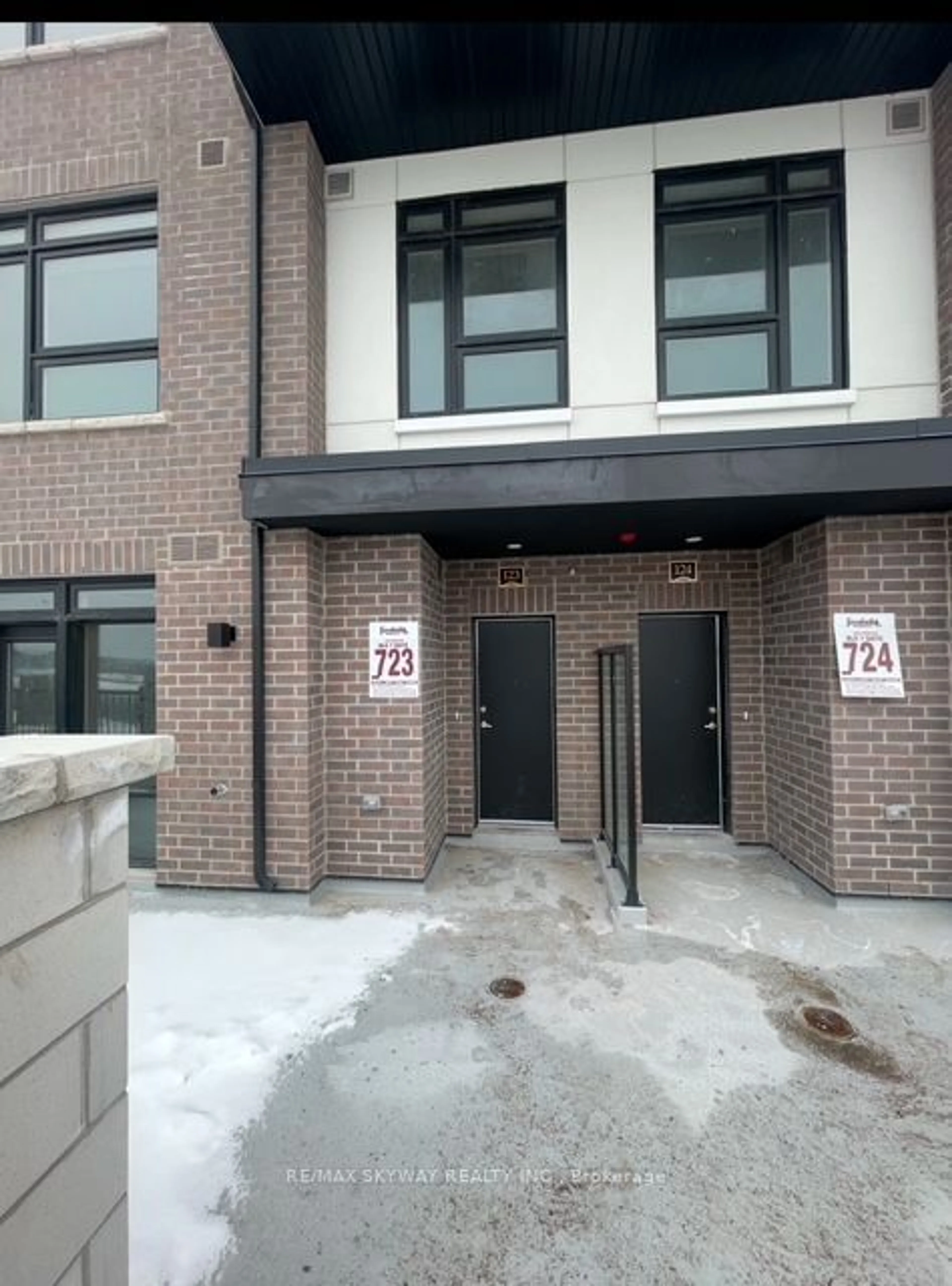 Indoor foyer for 1589 Rose Way #123, Milton Ontario L9T 7E7