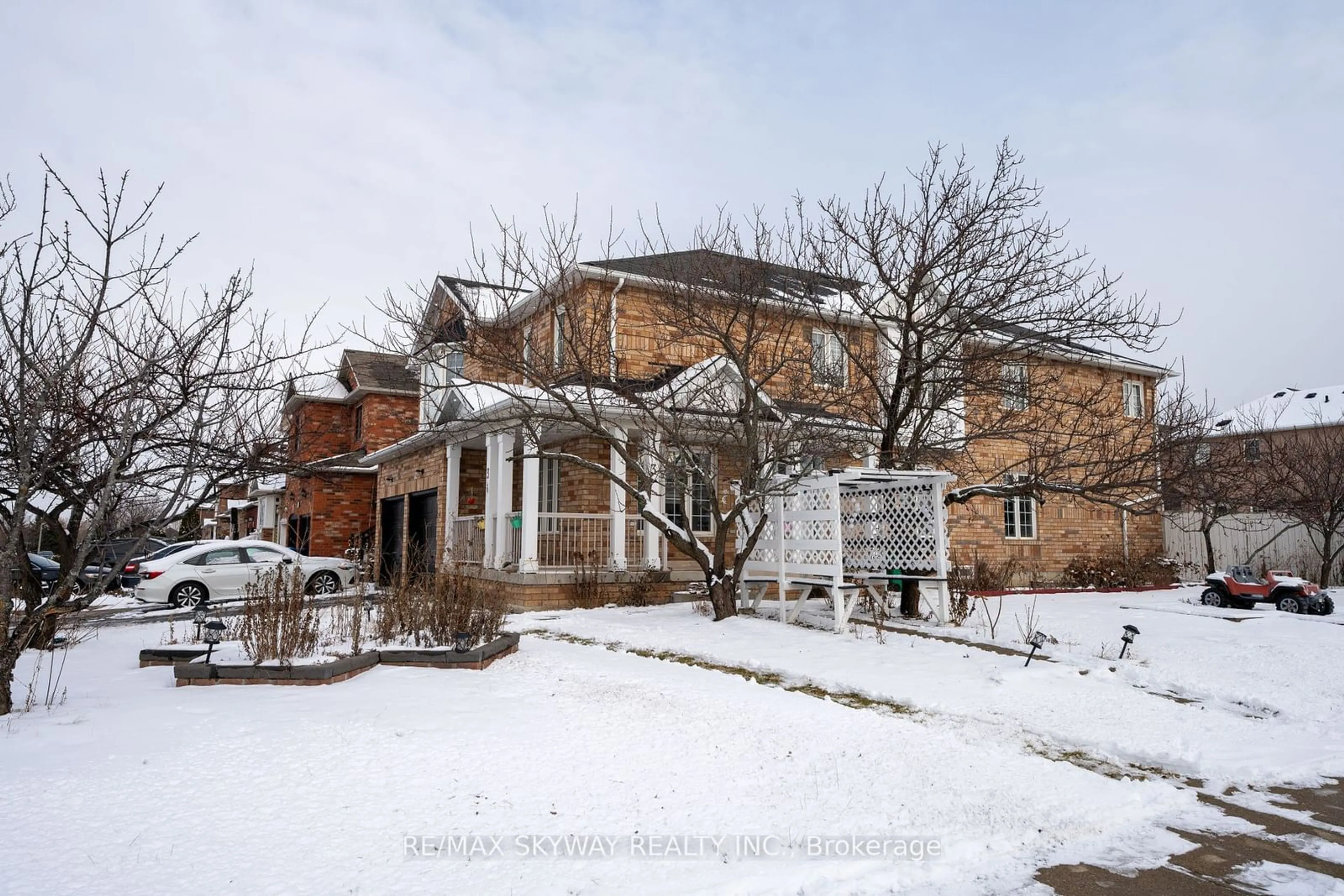 A pic from outside/outdoor area/front of a property/back of a property/a pic from drone, building for 3 Piper St, Brampton Ontario L7A 3H6