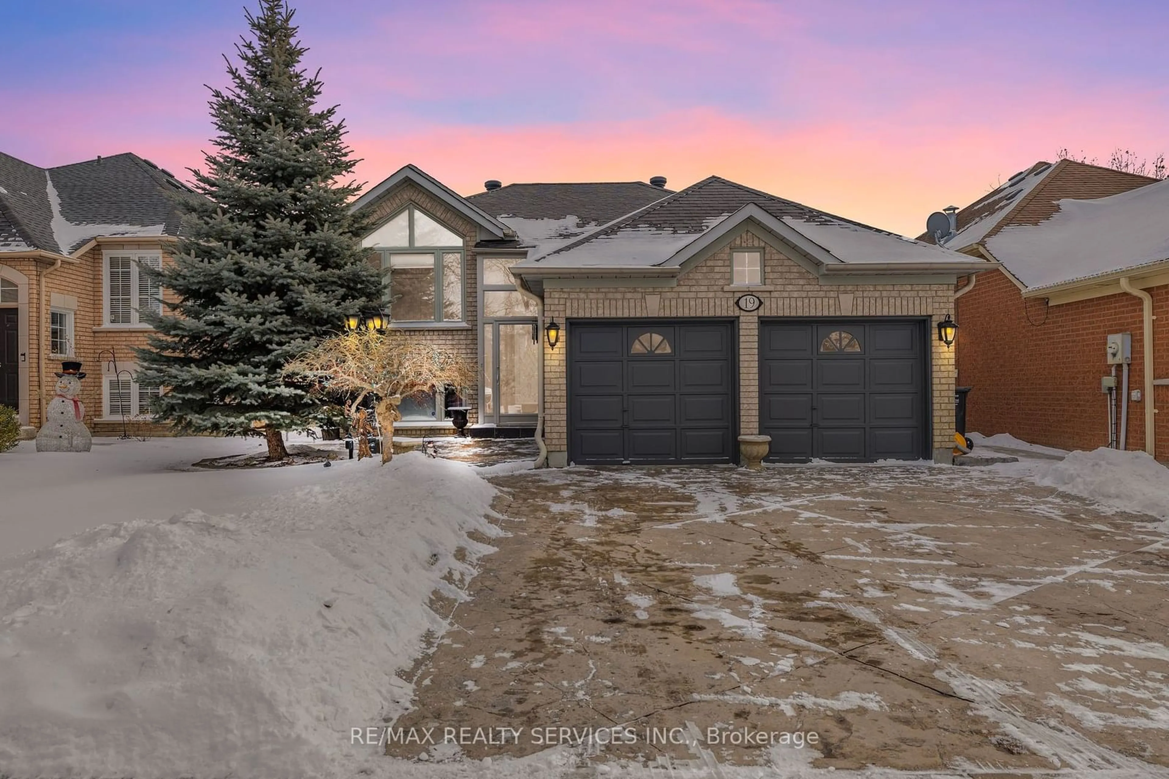 A pic from outside/outdoor area/front of a property/back of a property/a pic from drone, street for 19 Livingston Dr, Caledon Ontario L7C 1A1