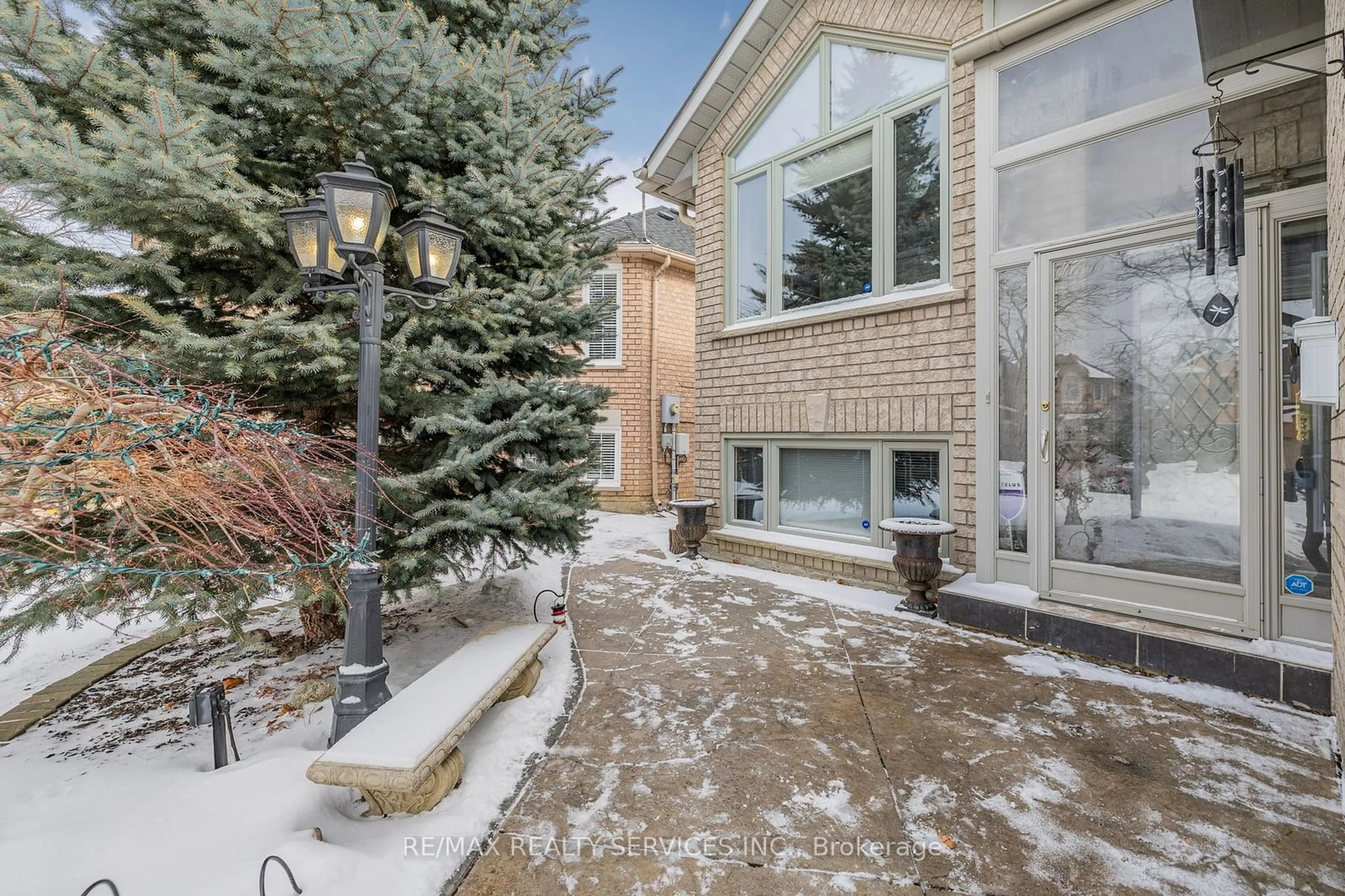 Patio, street for 19 Livingston Dr, Caledon Ontario L7C 1A1