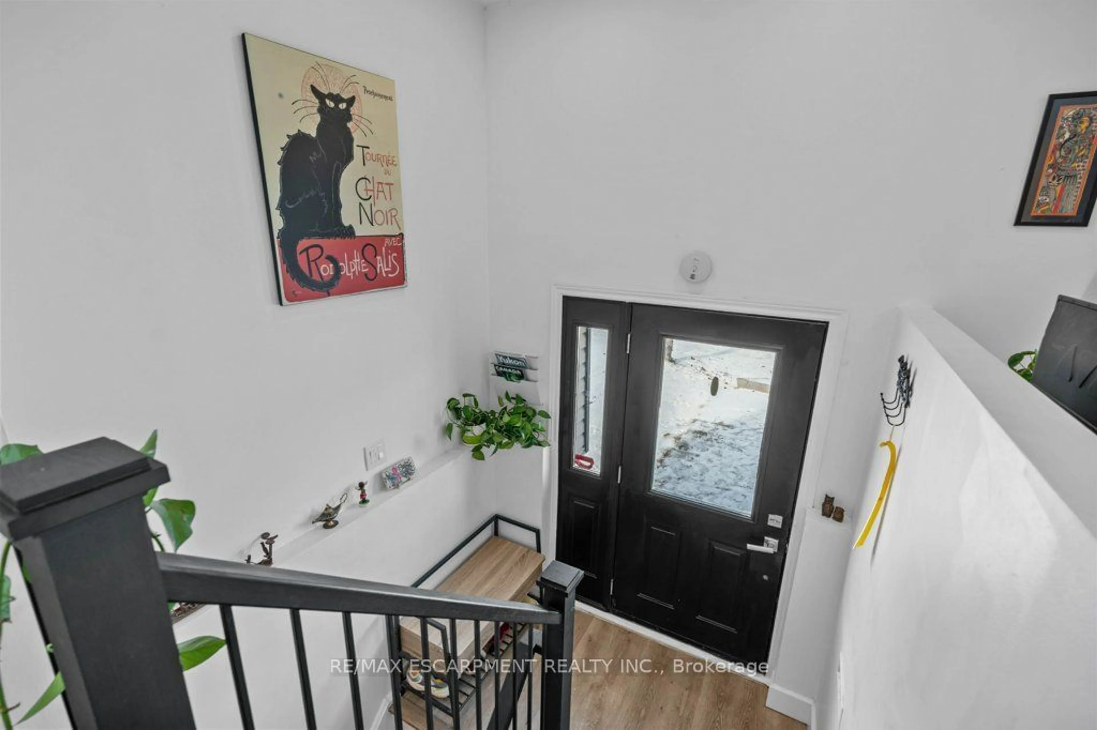 Indoor foyer for 3346 Hannibal Rd, Burlington Ontario L7M 1R7