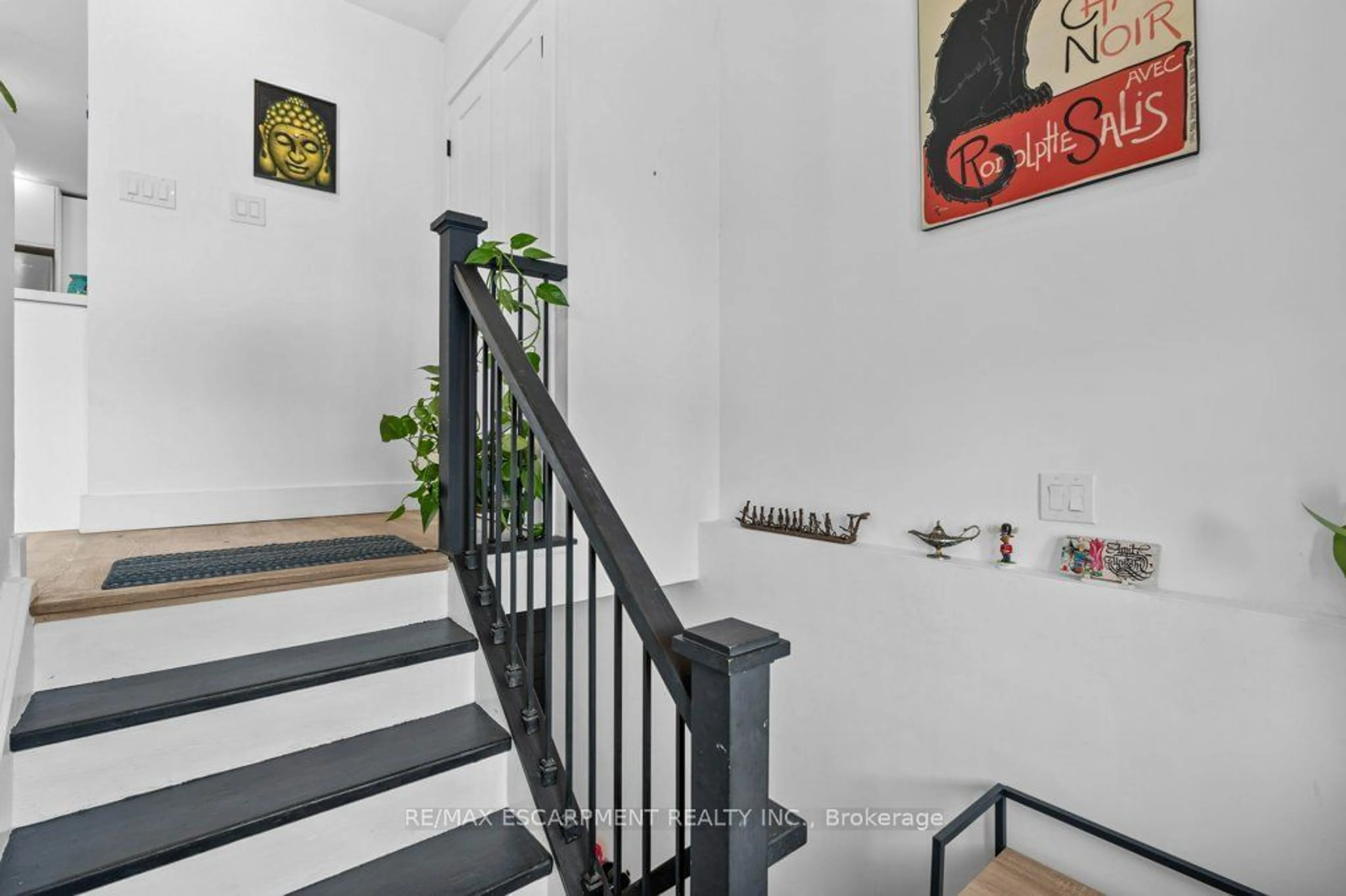 Indoor foyer for 3346 Hannibal Rd, Burlington Ontario L7M 1R7