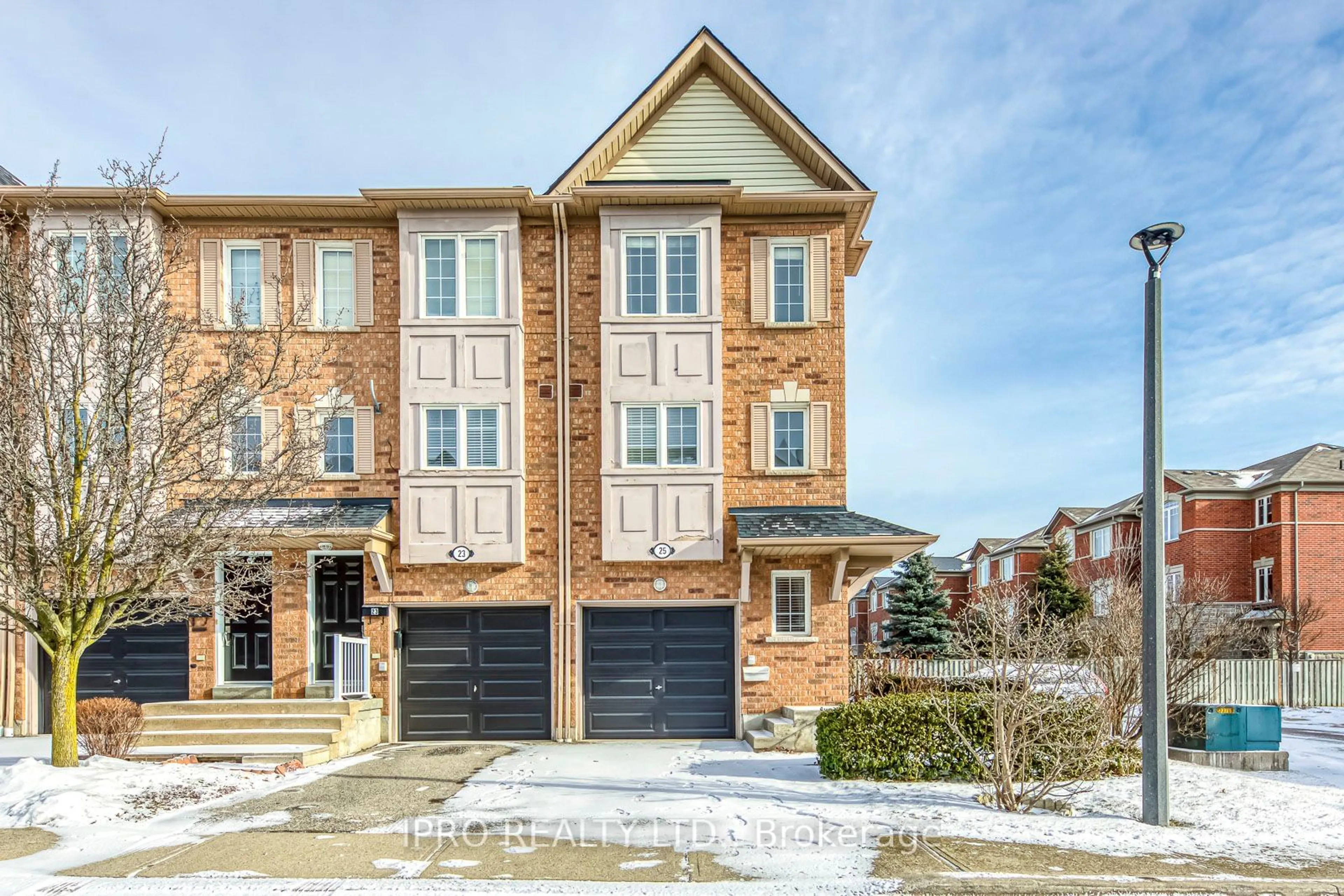 Home with brick exterior material, street for 1128 Dundas St #25, Mississauga Ontario L5C 1E1