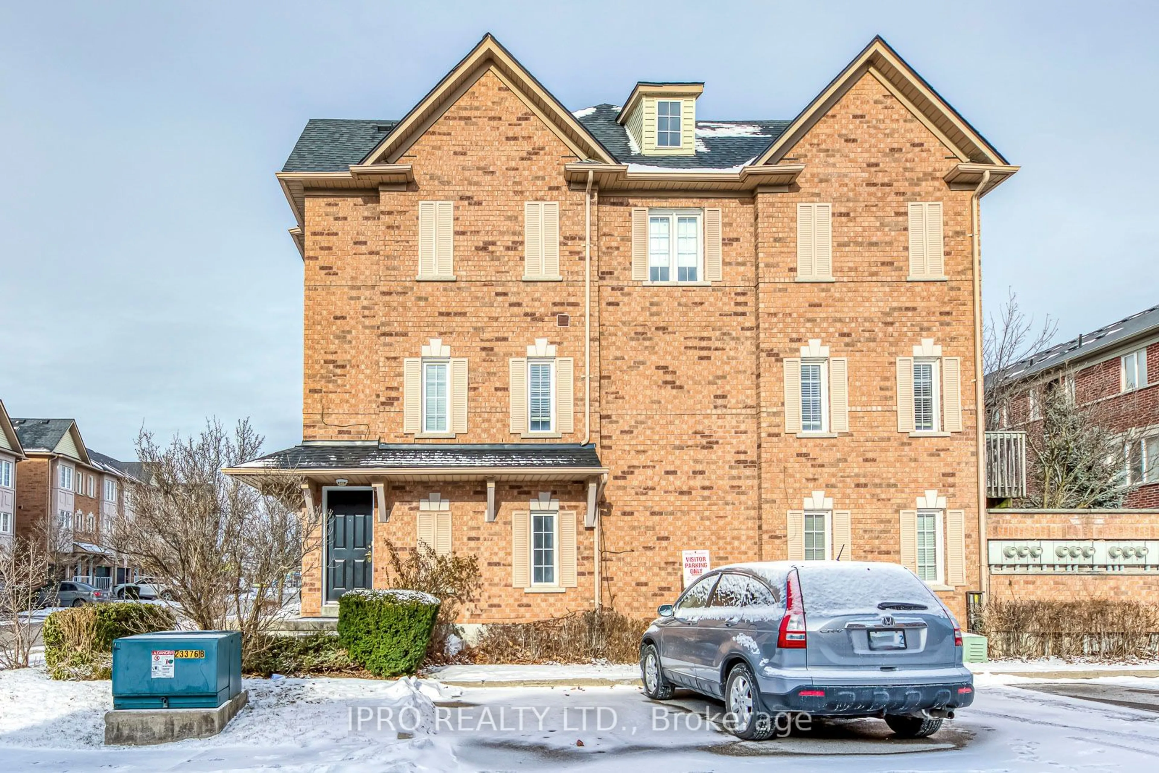 Home with brick exterior material, street for 1128 Dundas St #25, Mississauga Ontario L5C 1E1