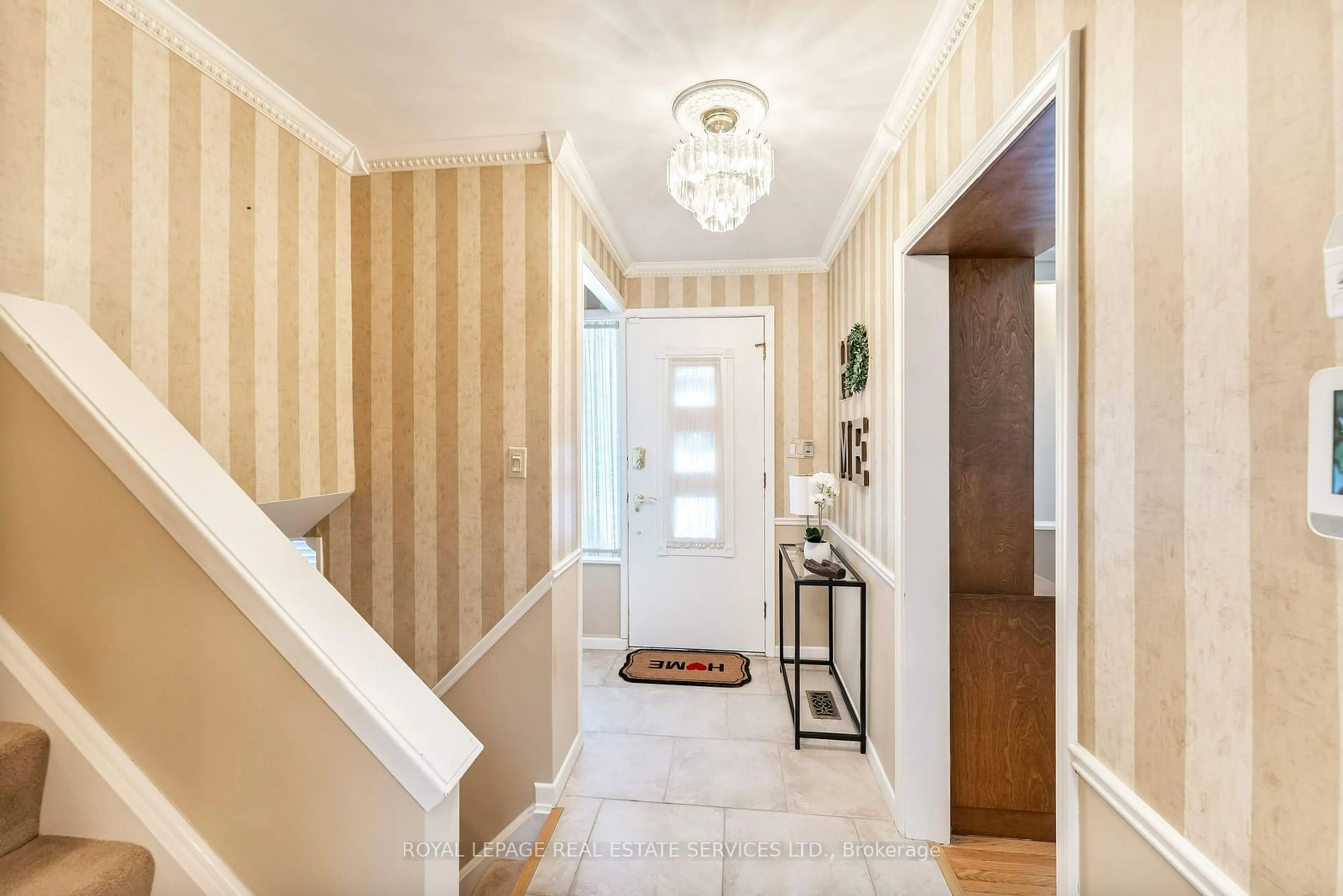 Indoor entryway for 236 Belvenia Rd, Burlington Ontario L7L 2G4