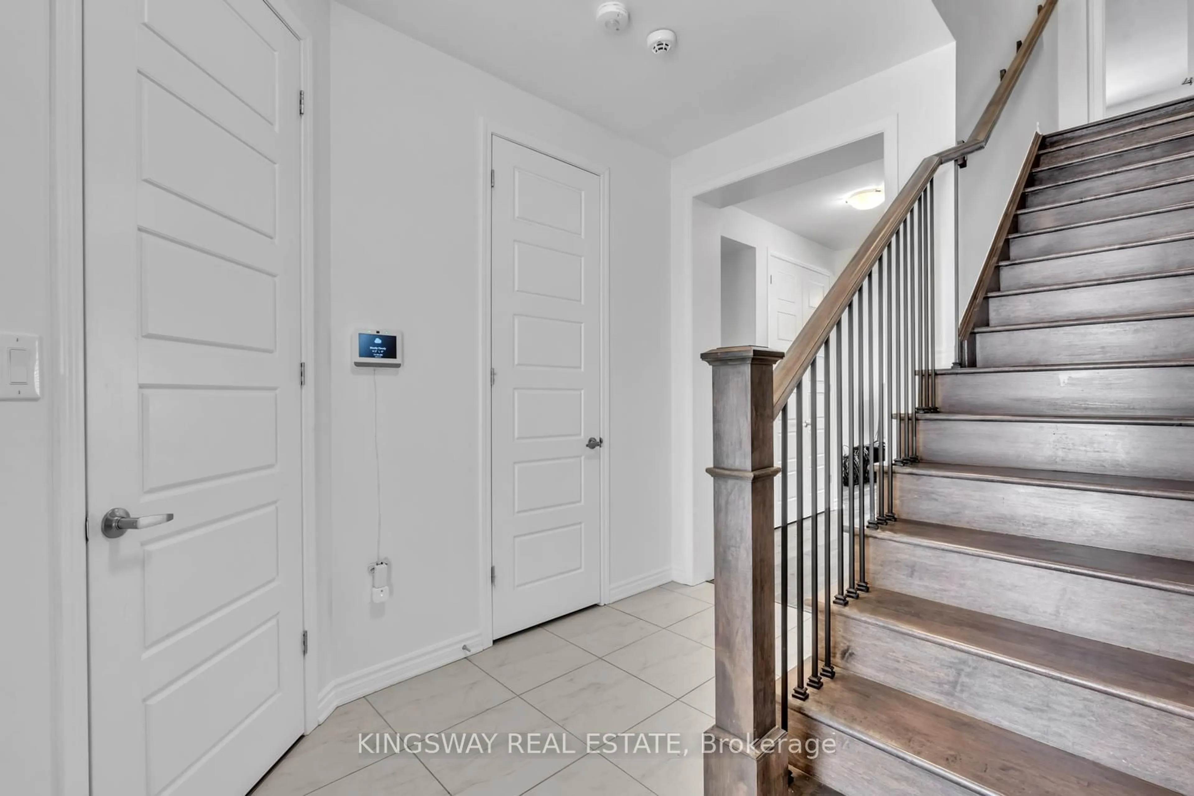 Indoor entryway for 1253 DIAS LANDING, Milton Ontario L9E 1W2