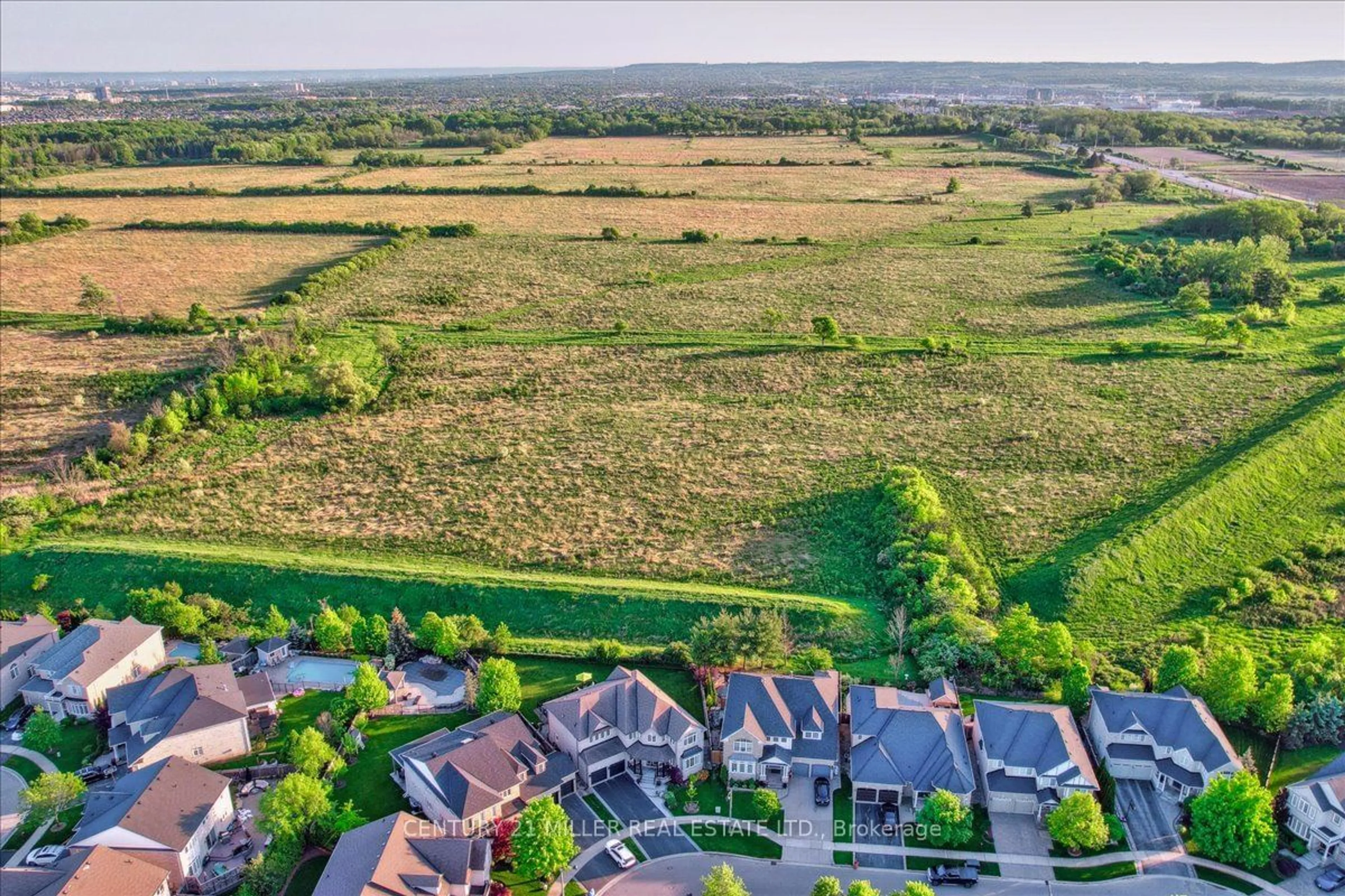 A pic from outside/outdoor area/front of a property/back of a property/a pic from drone, unknown for 3352 Skipton Lane, Oakville Ontario L6M 0K3