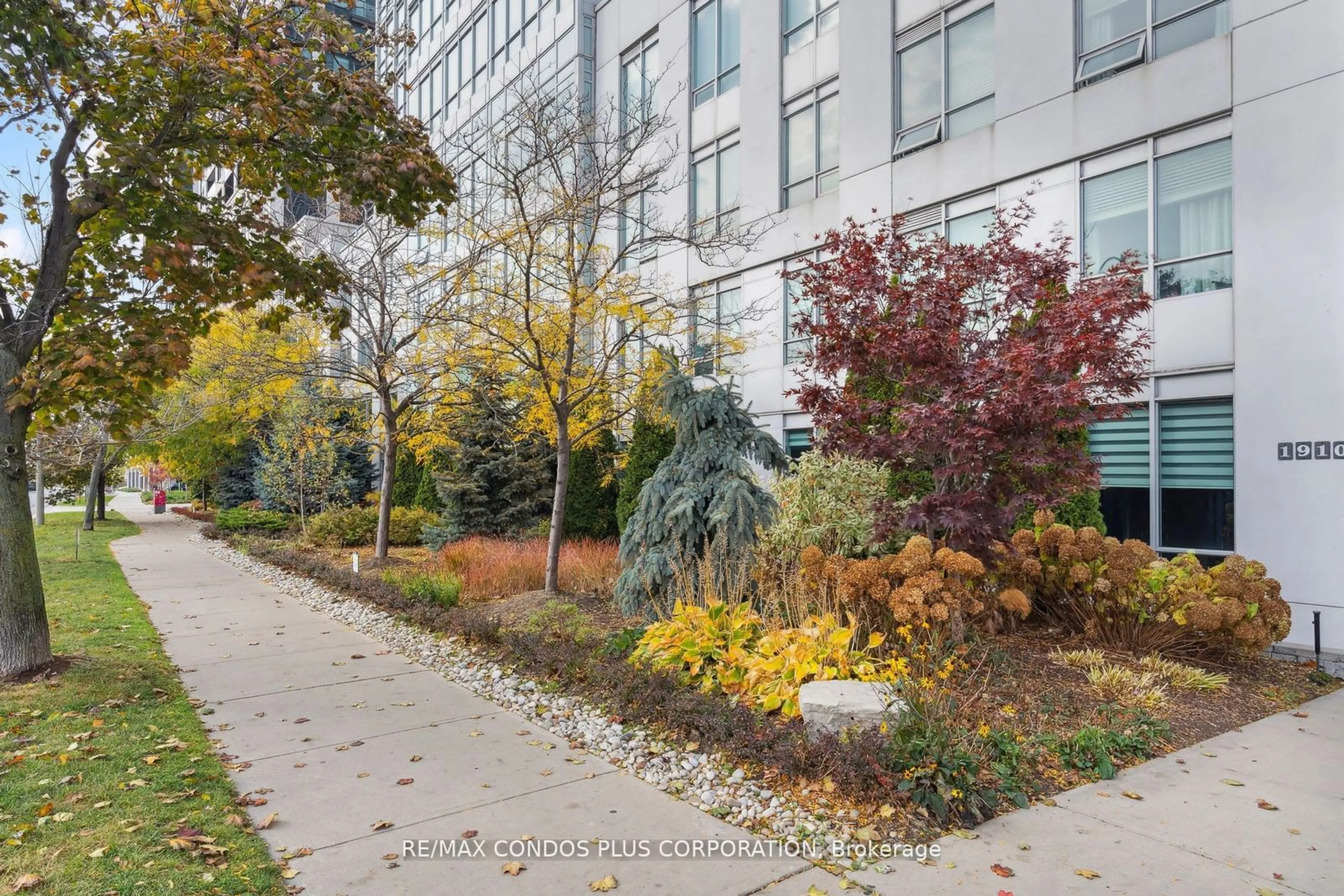 Patio, street for 1910 Lake Shore Blvd #LPH01, Toronto Ontario M6S 1A2