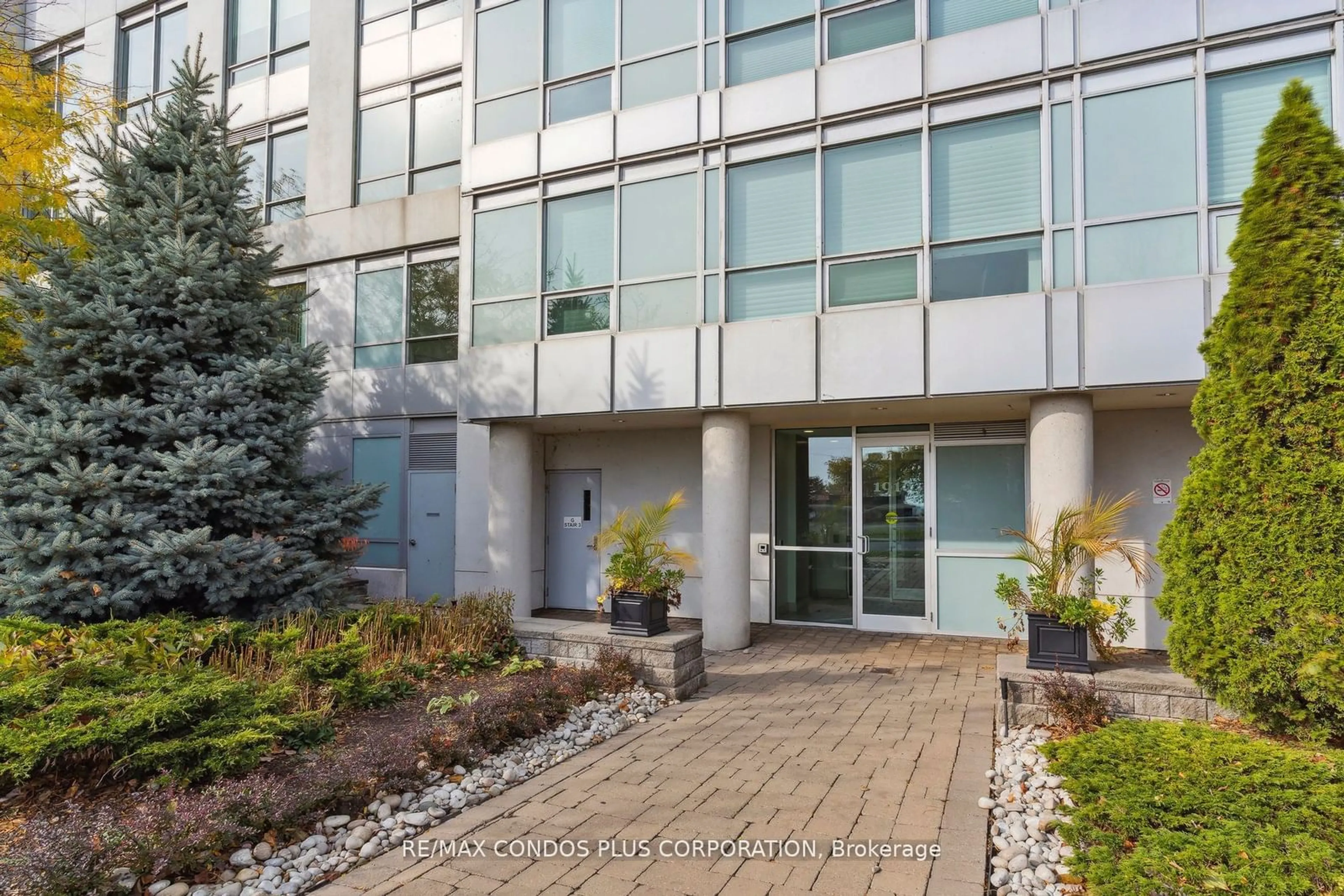 Indoor foyer for 1910 Lake Shore Blvd #LPH01, Toronto Ontario M6S 1A2