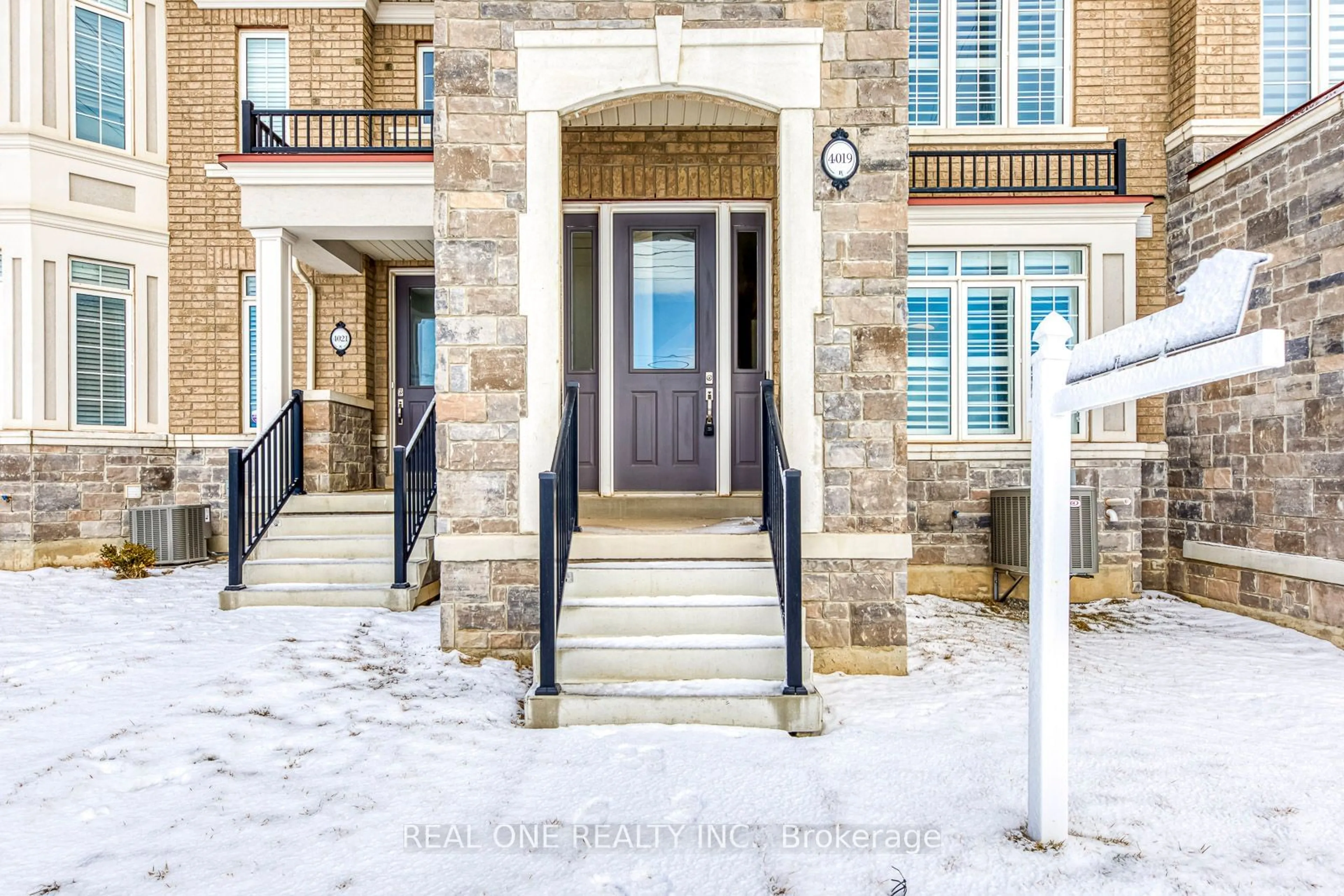 Indoor entryway for 4019 Sixth Line, Oakville Ontario L6H 3P8