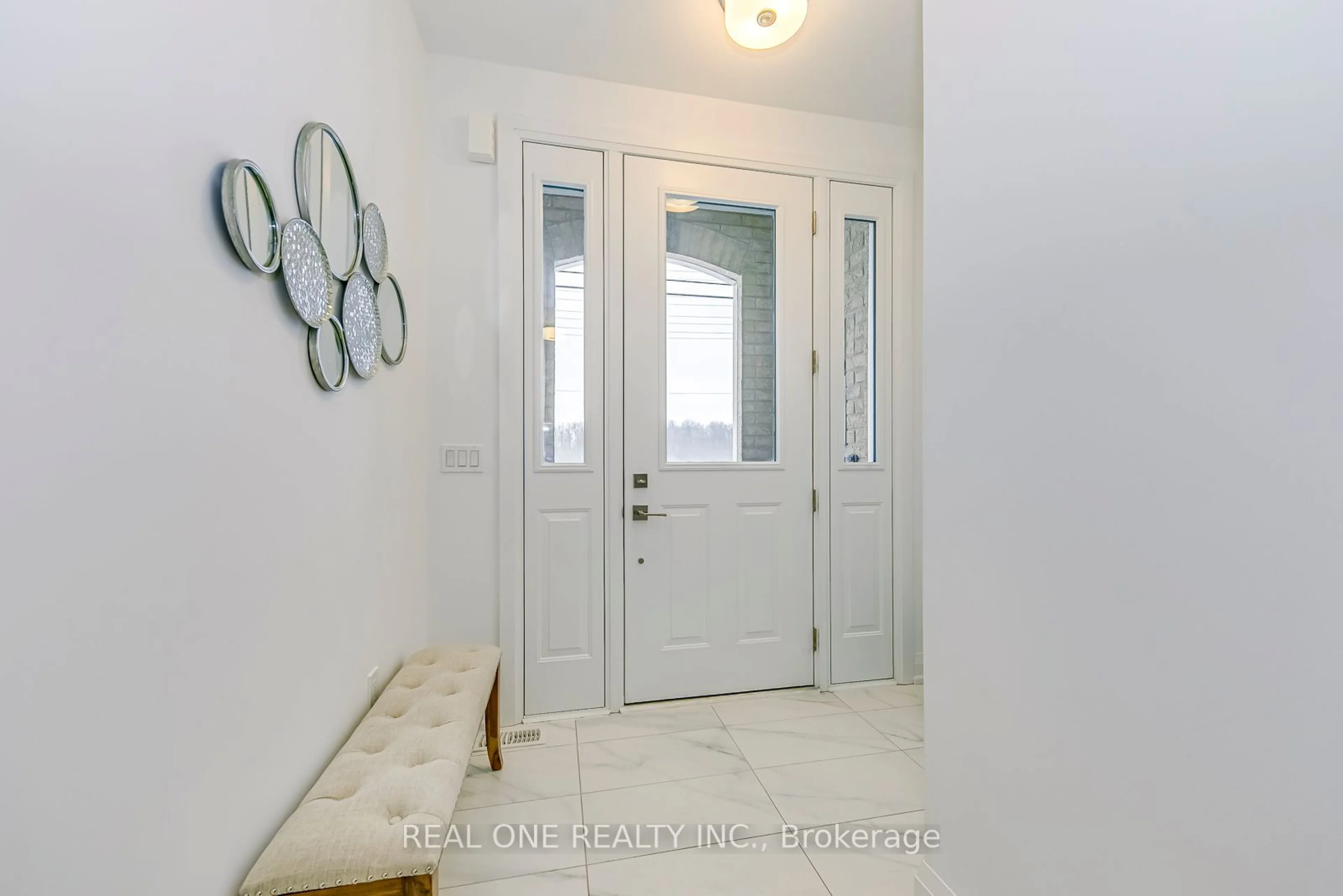 Indoor entryway for 4019 Sixth Line, Oakville Ontario L6H 3P8