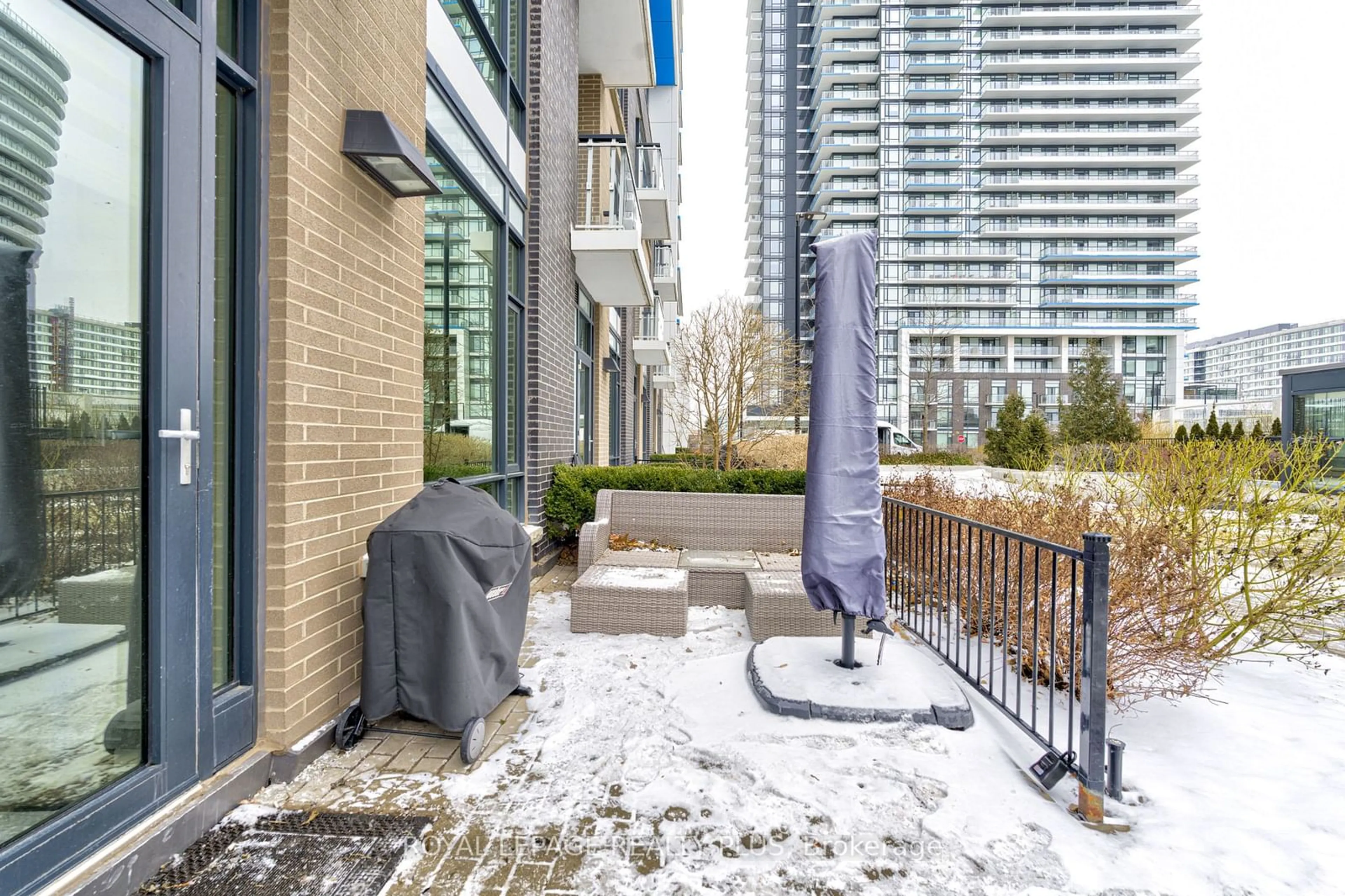 Patio, street for 2560 Eglinton Ave #Th-105, Mississauga Ontario L5M 0Y3