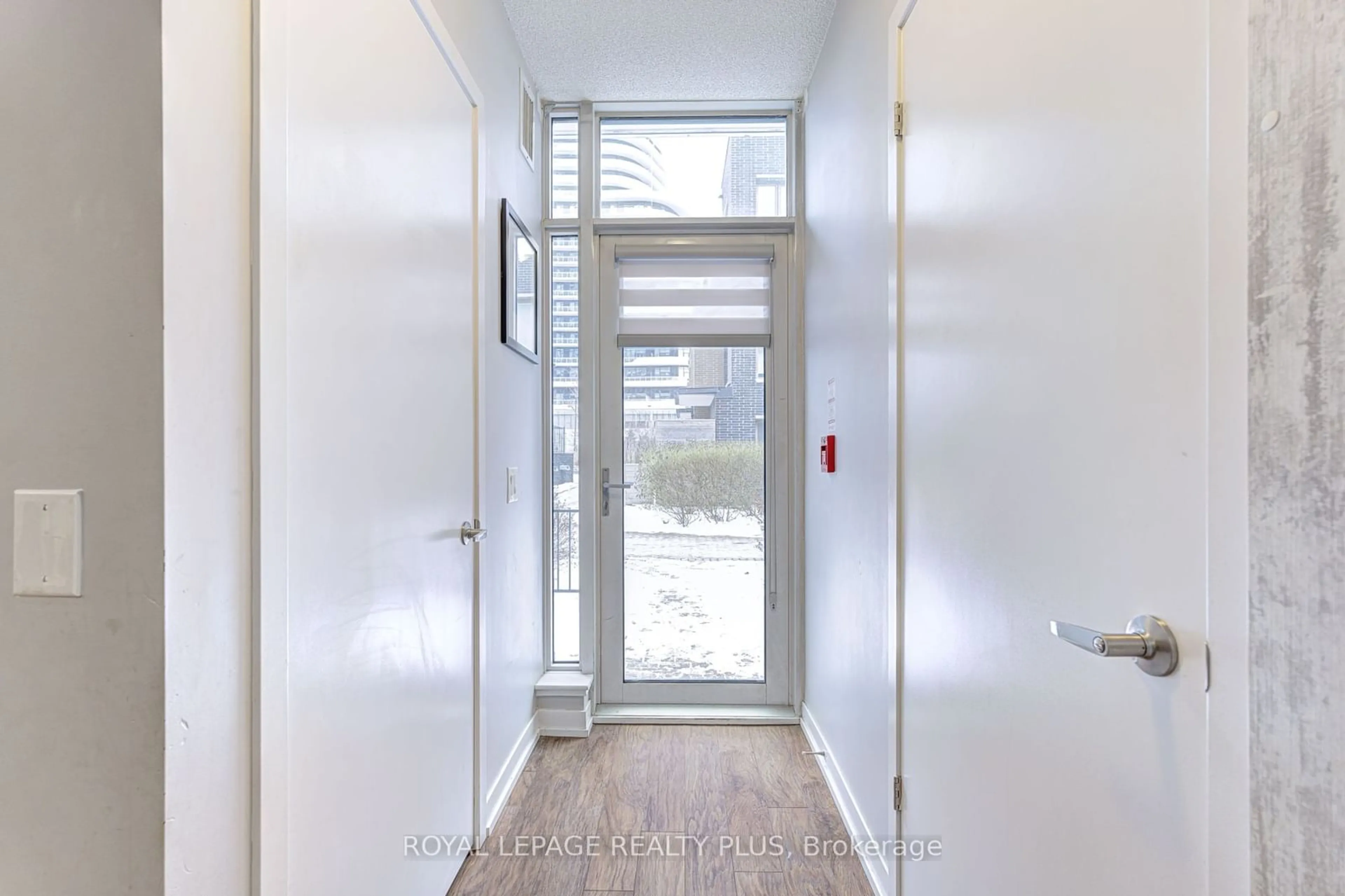 Indoor foyer for 2560 Eglinton Ave #Th-105, Mississauga Ontario L5M 0Y3