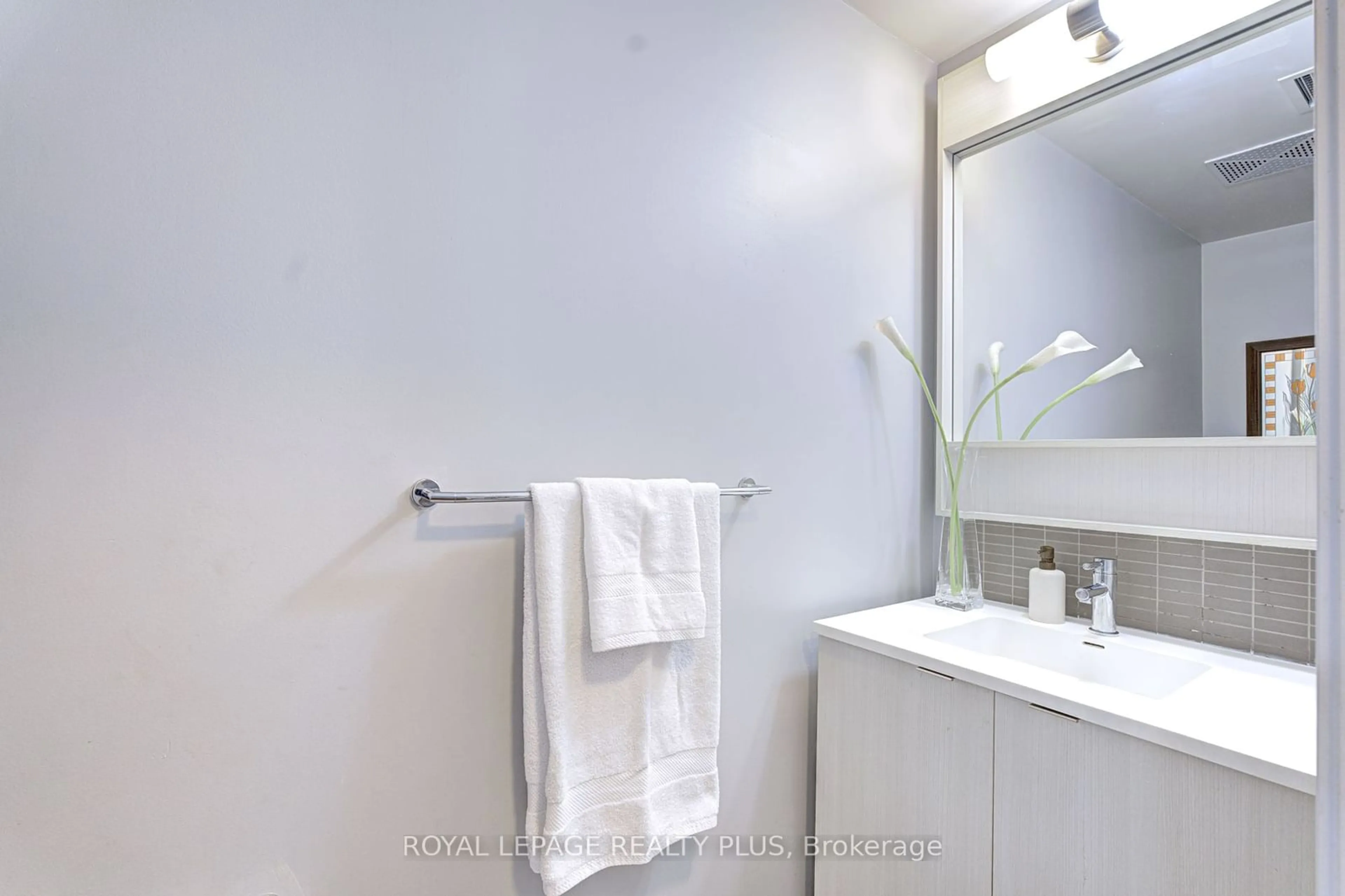 Standard bathroom, ceramic/tile floor for 2560 Eglinton Ave #Th-105, Mississauga Ontario L5M 0Y3