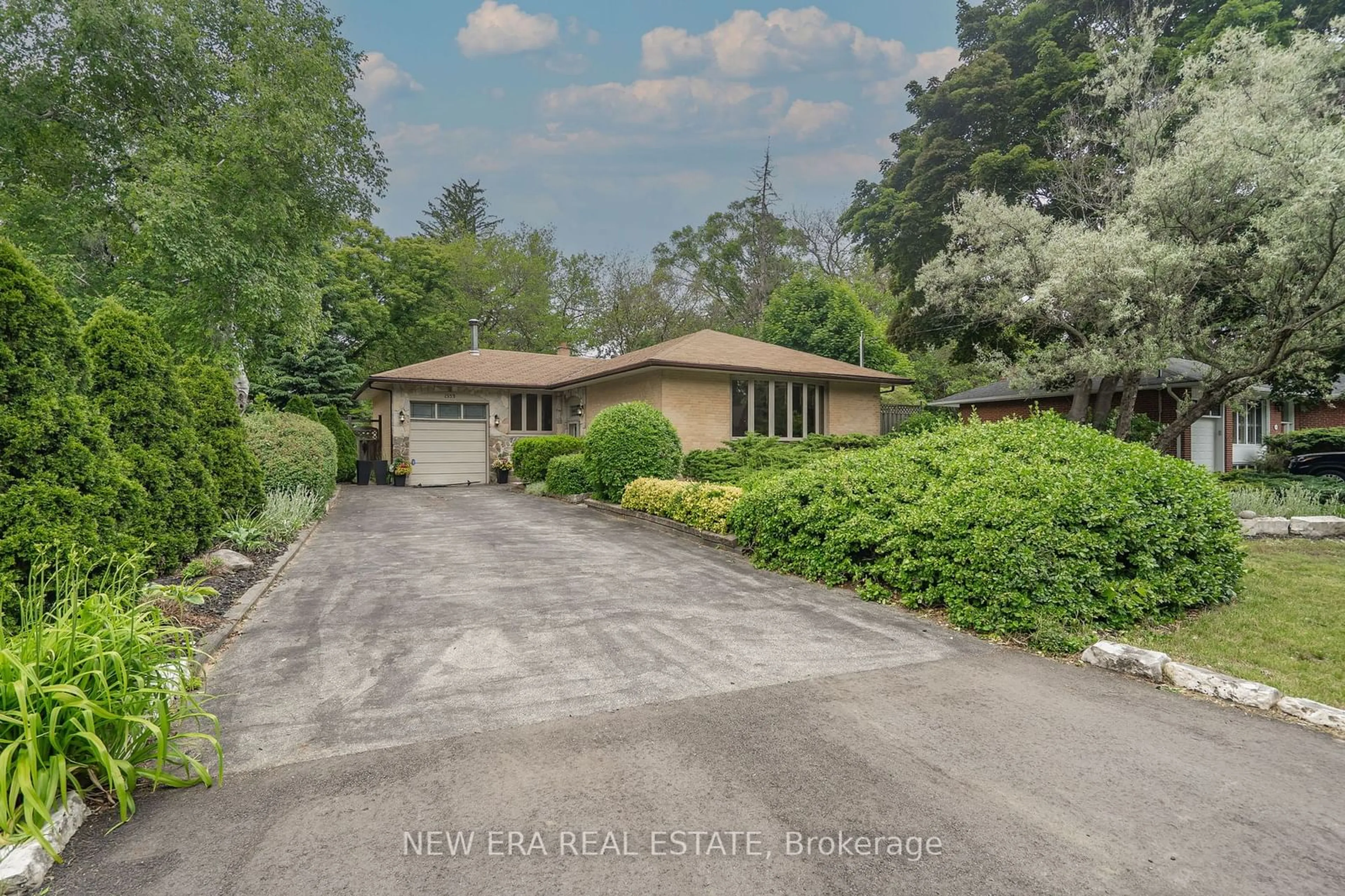 A pic from outside/outdoor area/front of a property/back of a property/a pic from drone, street for 1553 Wembury Rd, Mississauga Ontario L5J 2L8