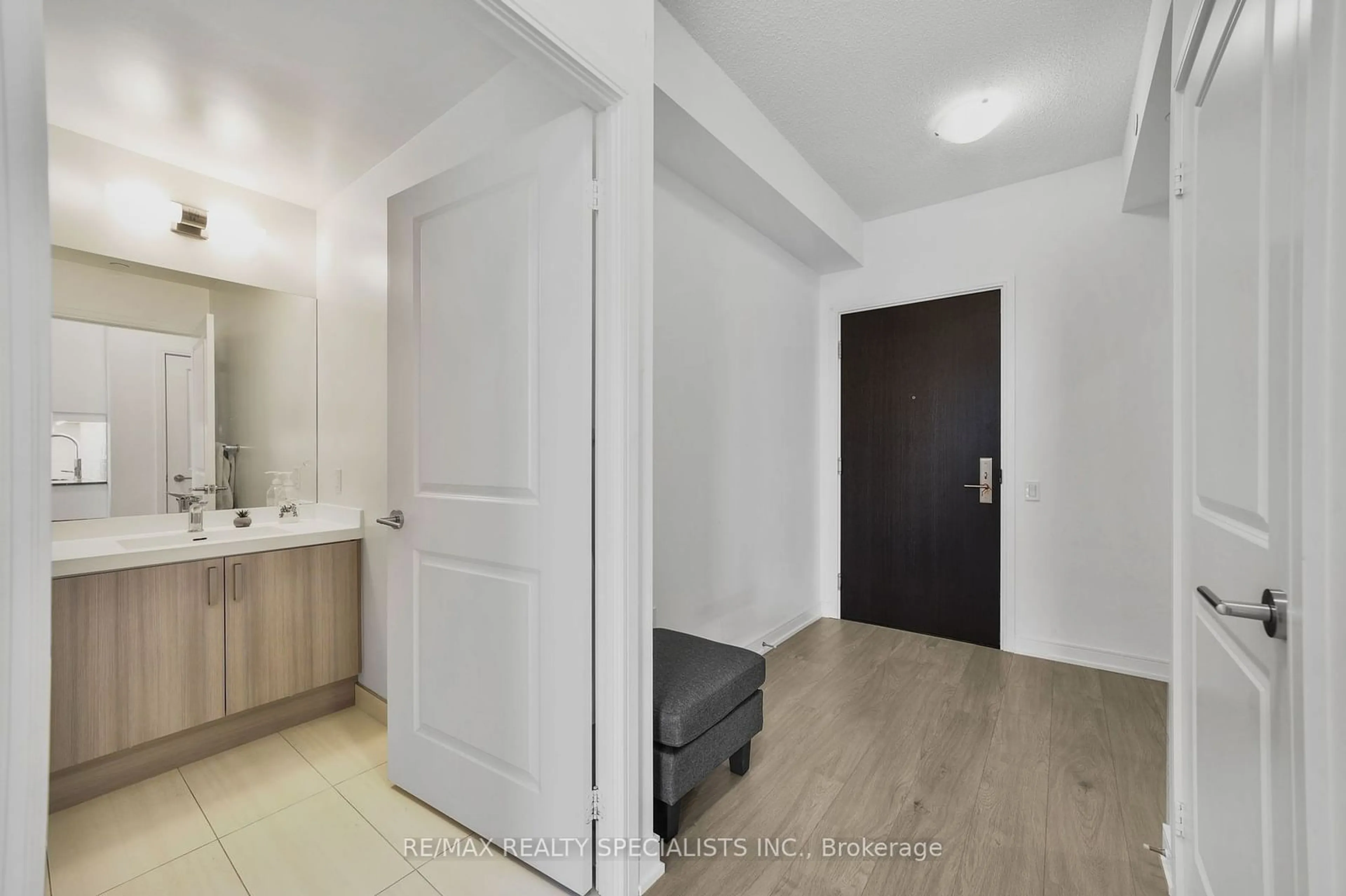 Indoor entryway for 8 Nahani Way #1702, Mississauga Ontario L4Z 0C6