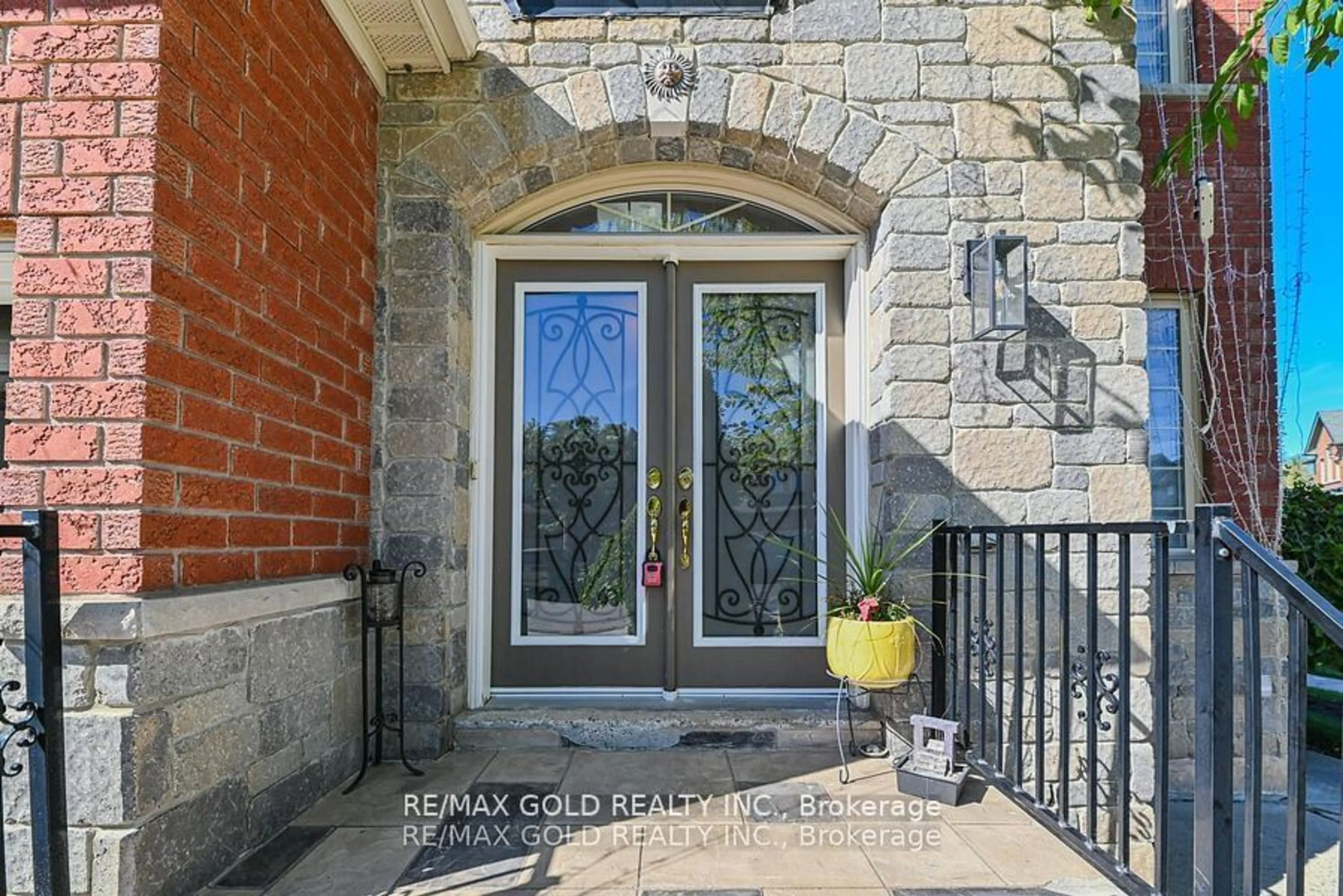 Indoor entryway for 107 Sled Dog Rd, Brampton Ontario L6R 0J4