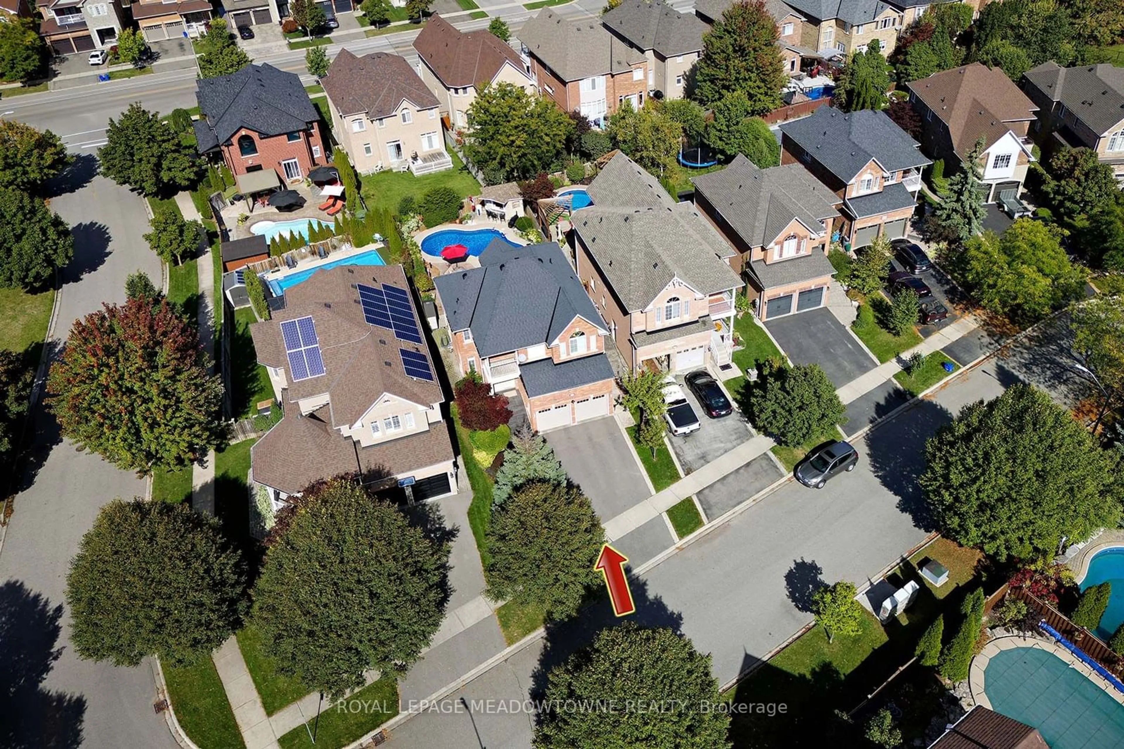 A pic from outside/outdoor area/front of a property/back of a property/a pic from drone, street for 60 Robina Ave, Halton Hills Ontario L7G 5X9