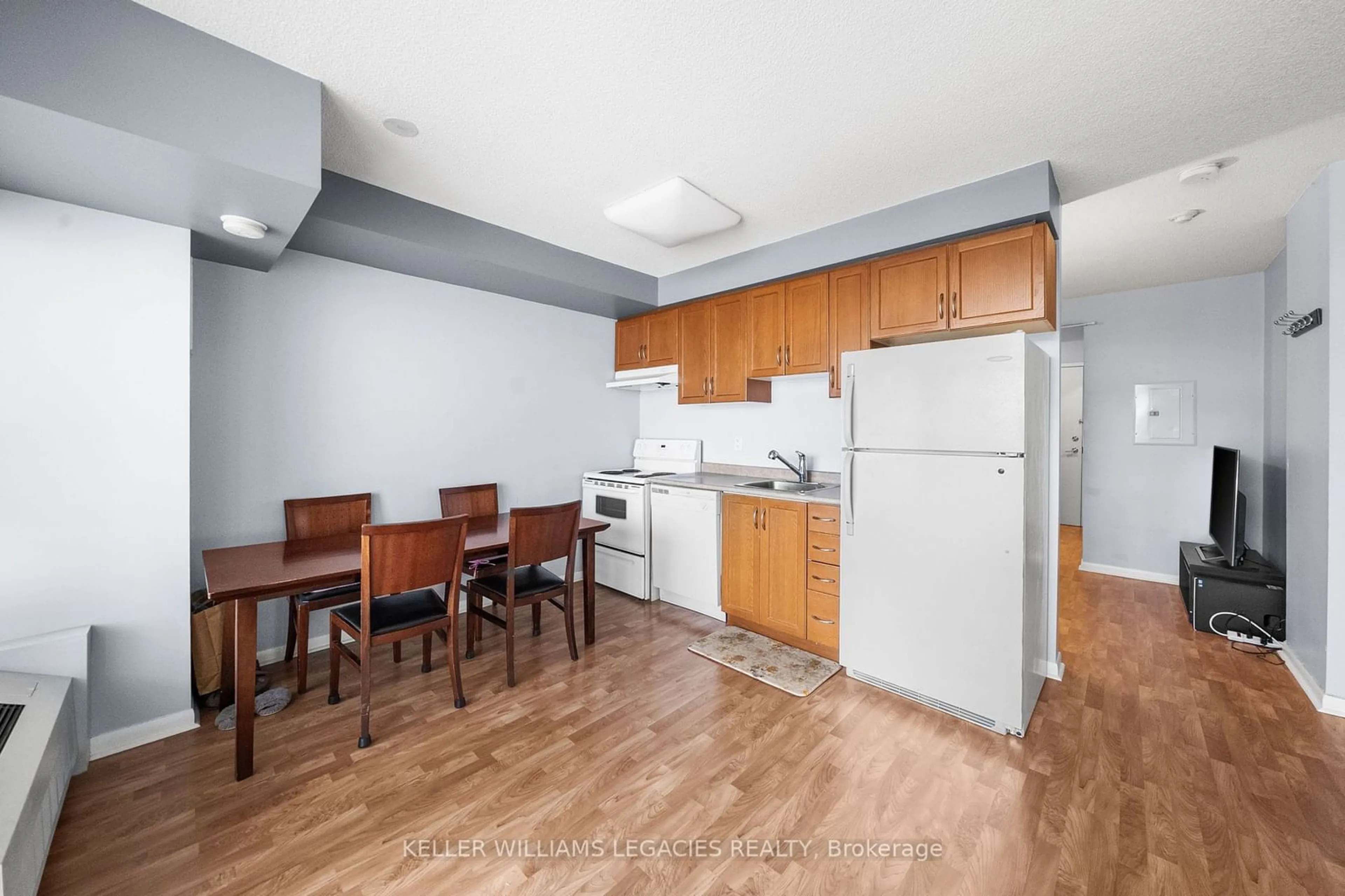 Standard kitchen, unknown for 2464 Weston Rd #405, Toronto Ontario M9N 0A2