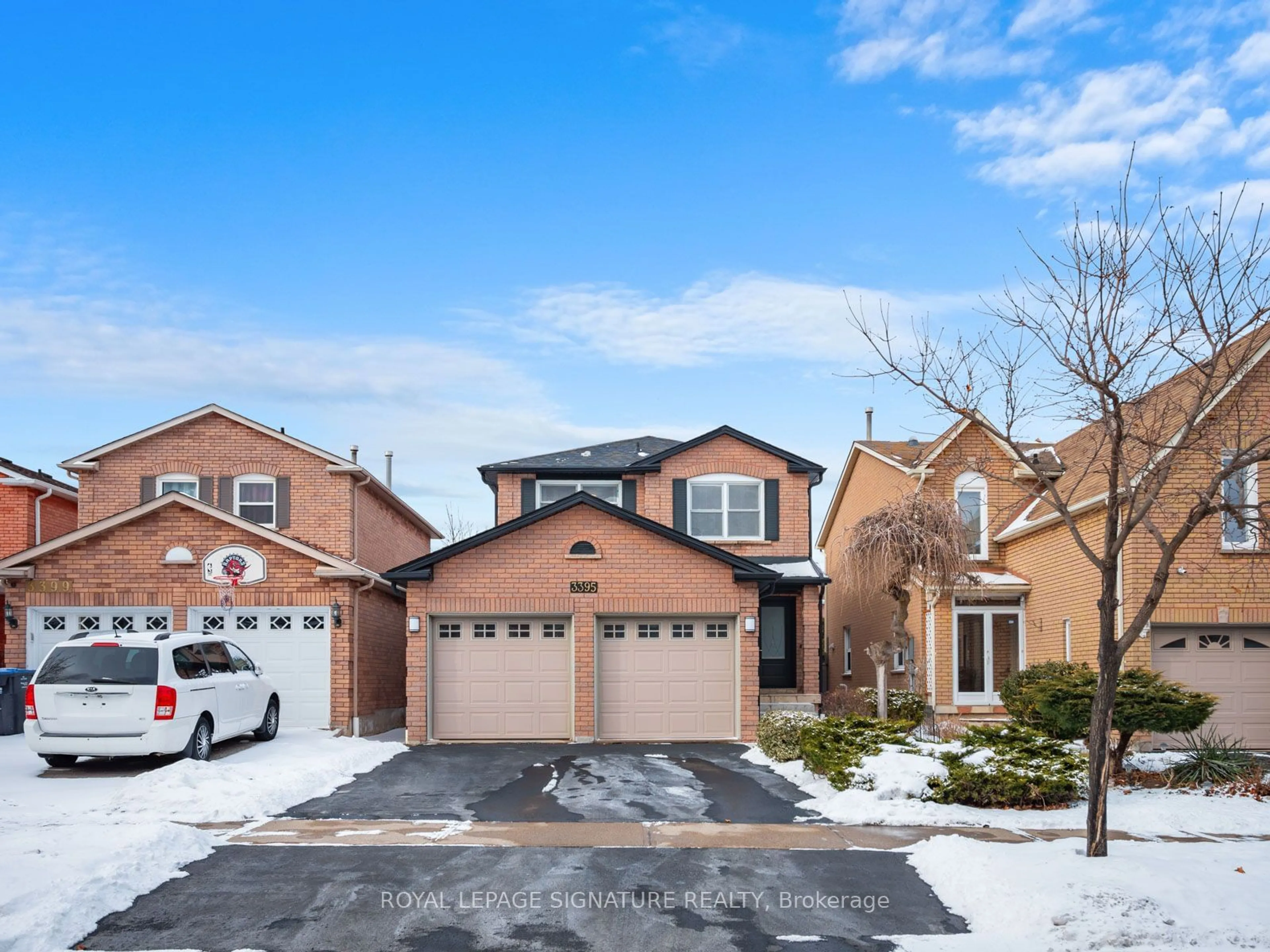 Home with brick exterior material, street for 3395 Dovetail Mews, Mississauga Ontario L5L 5E6