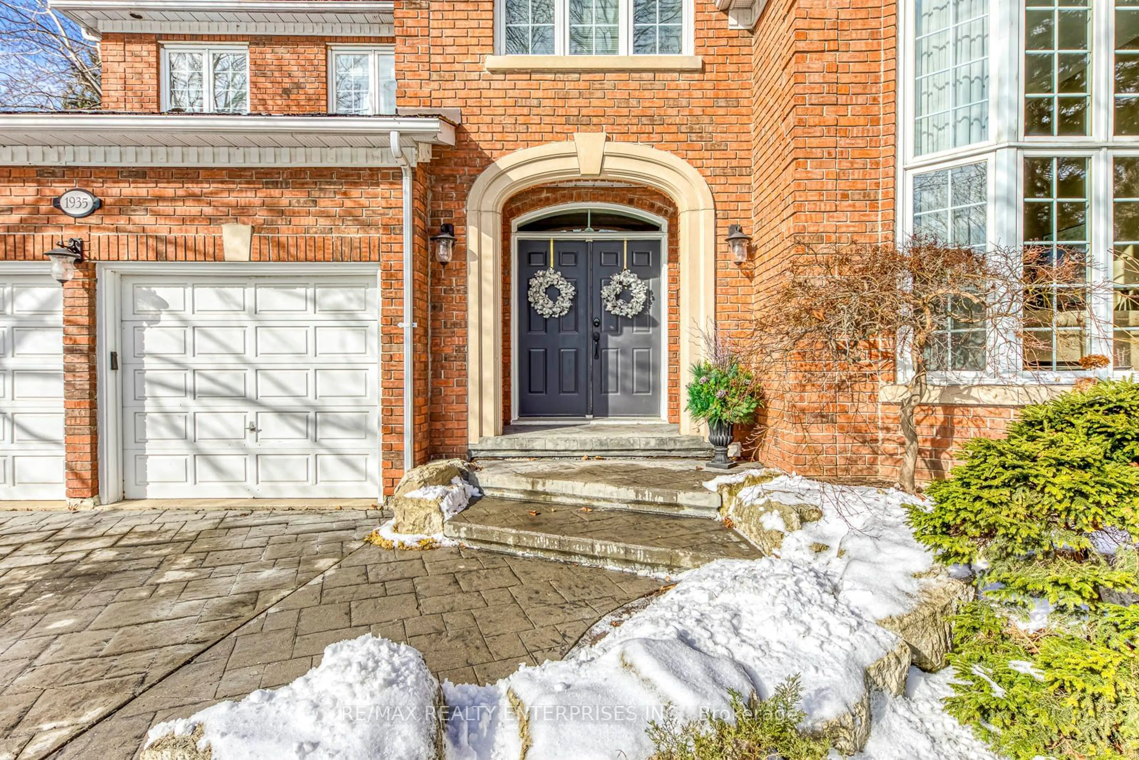 Home with brick exterior material, street for 1935 Calgary Crt, Mississauga Ontario L5H 4J1