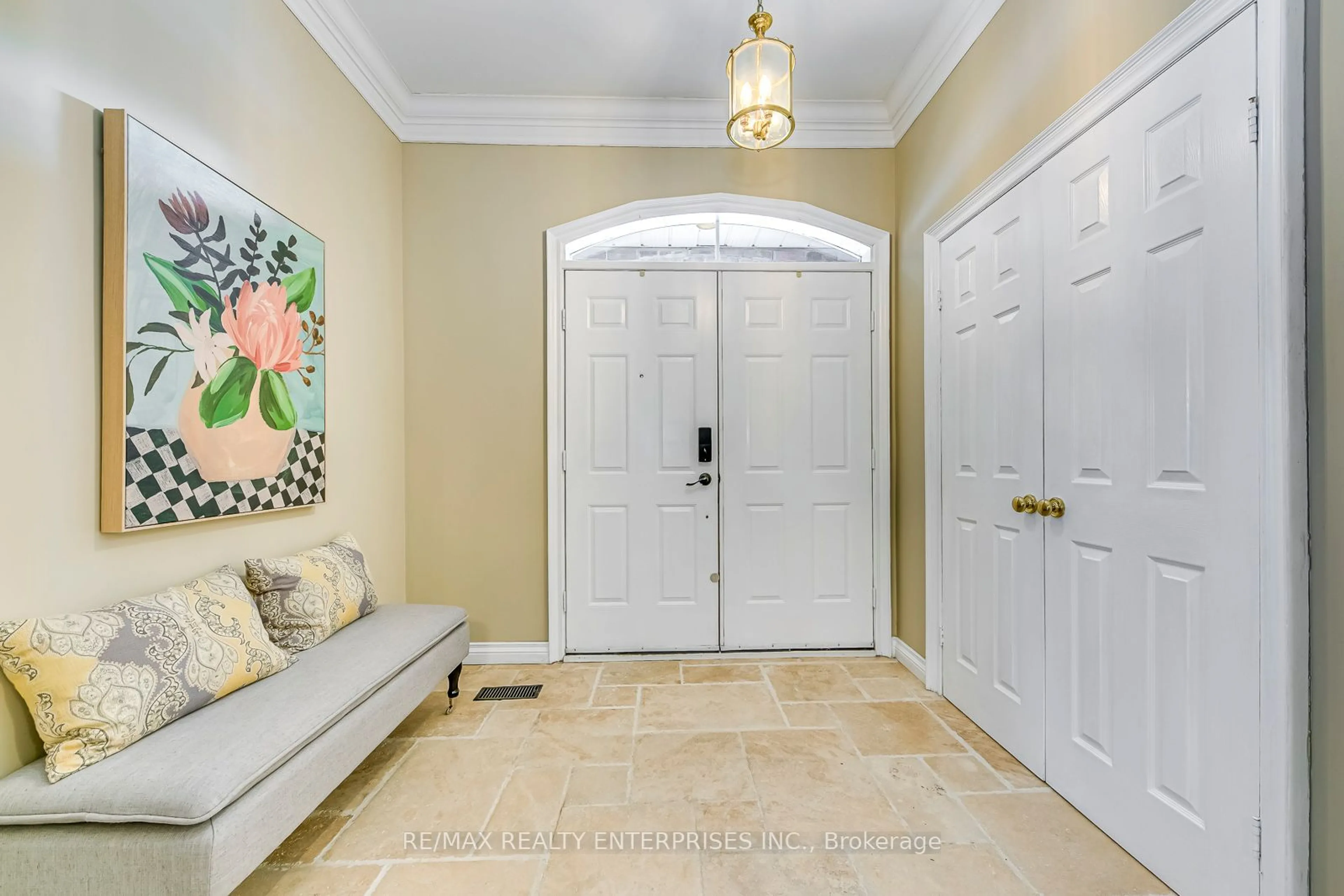 Indoor entryway for 1935 Calgary Crt, Mississauga Ontario L5H 4J1