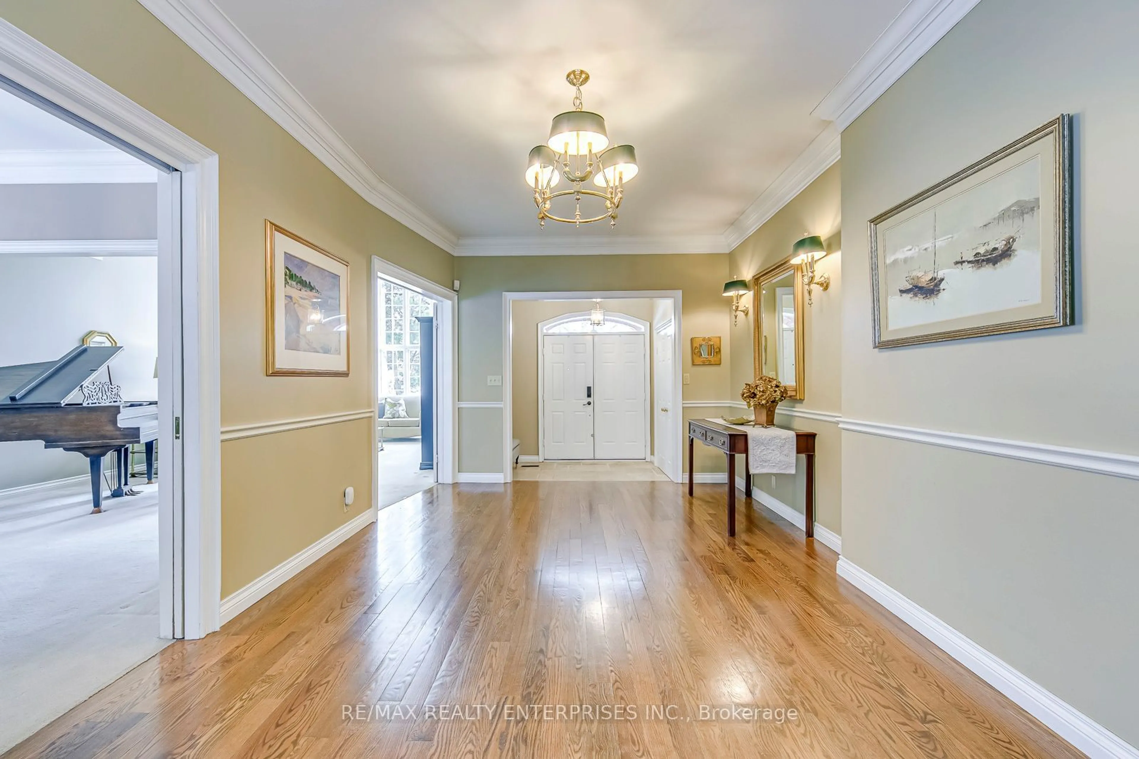 Indoor foyer for 1935 Calgary Crt, Mississauga Ontario L5H 4J1